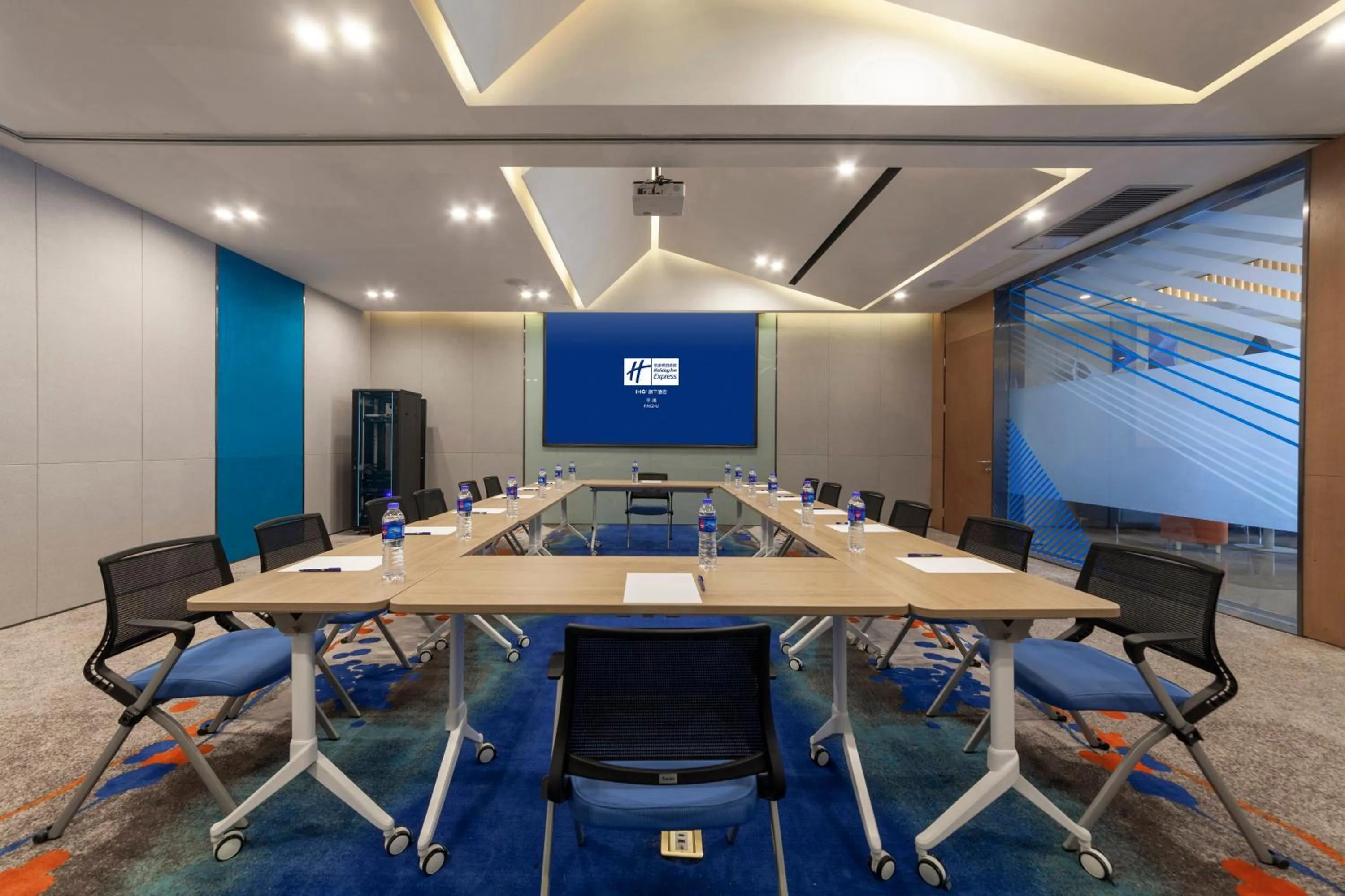 Meeting/conference room in Holiday Inn Express Pinghu by IHG