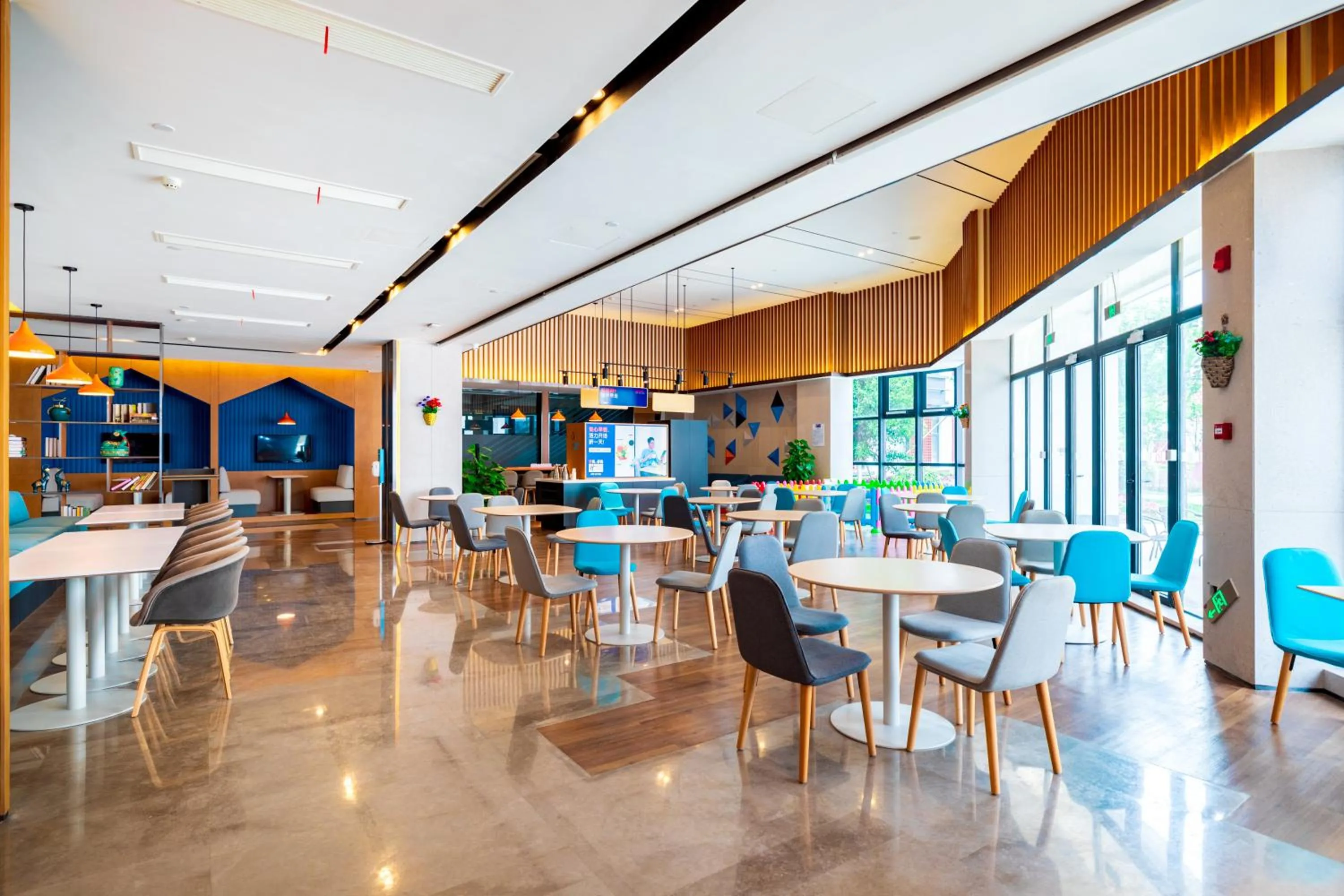 Restaurant/places to eat in Holiday Inn Express Pinghu by IHG