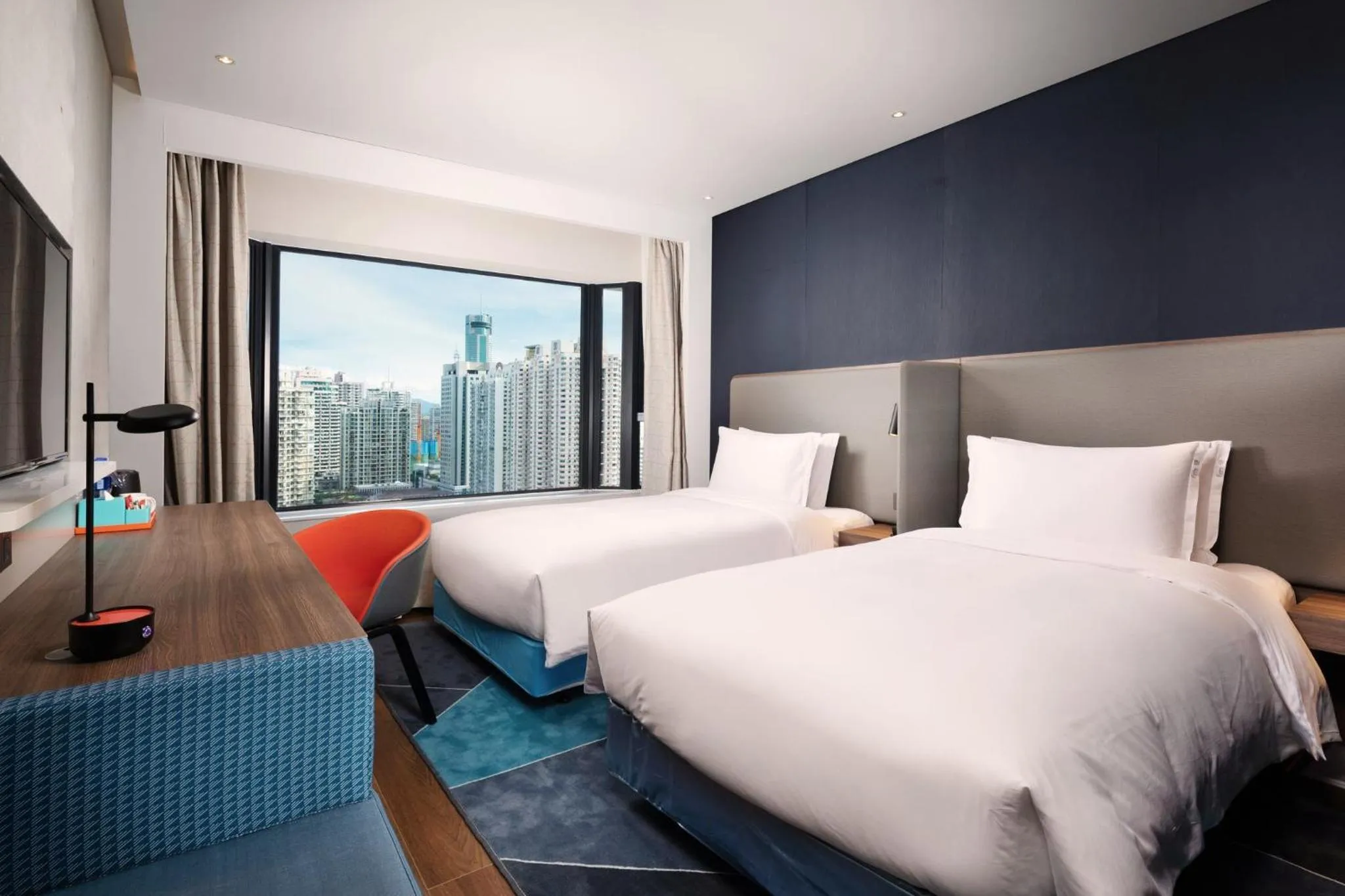 Photo of the whole room, Bed in Holiday Inn Express Shenzhen Dongmen by IHG