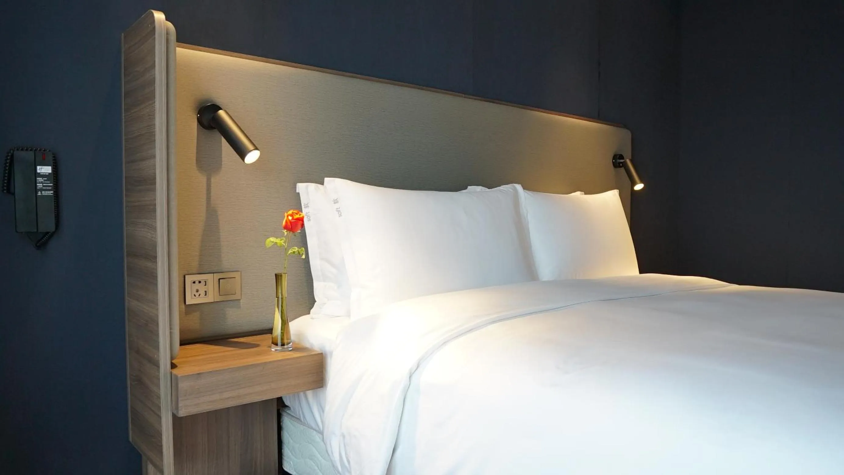 Bed in Holiday Inn Express Shenzhen Dongmen by IHG