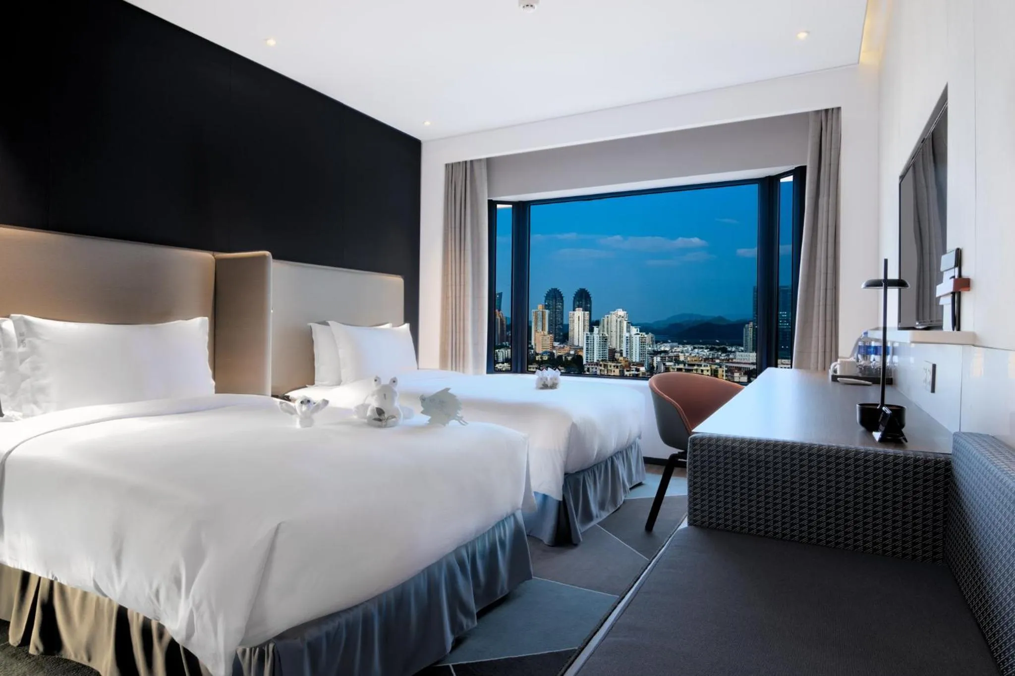 Photo of the whole room, Bed in Holiday Inn Express Shenzhen Dongmen by IHG