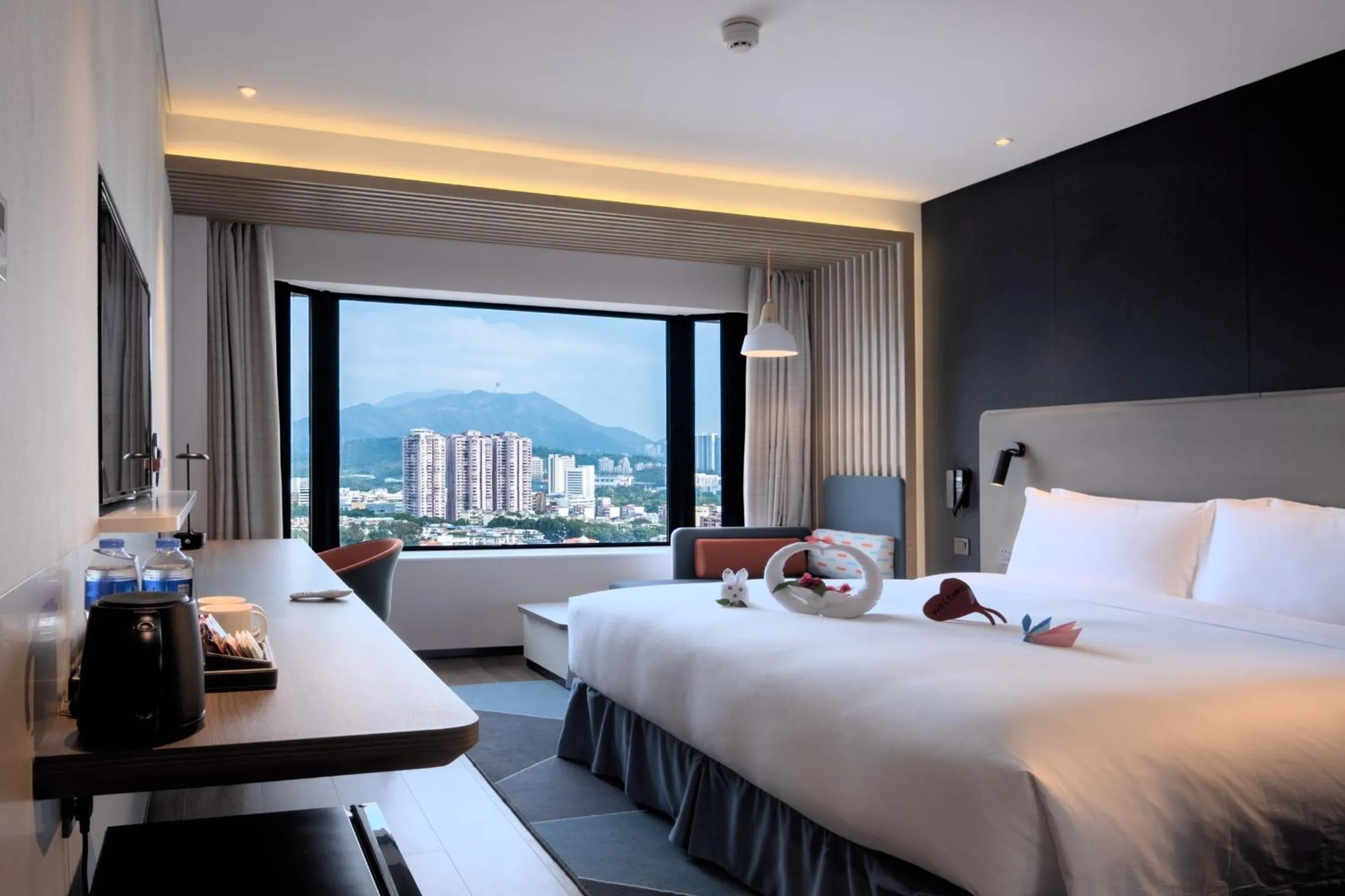 Bed in Holiday Inn Express Shenzhen Dongmen by IHG