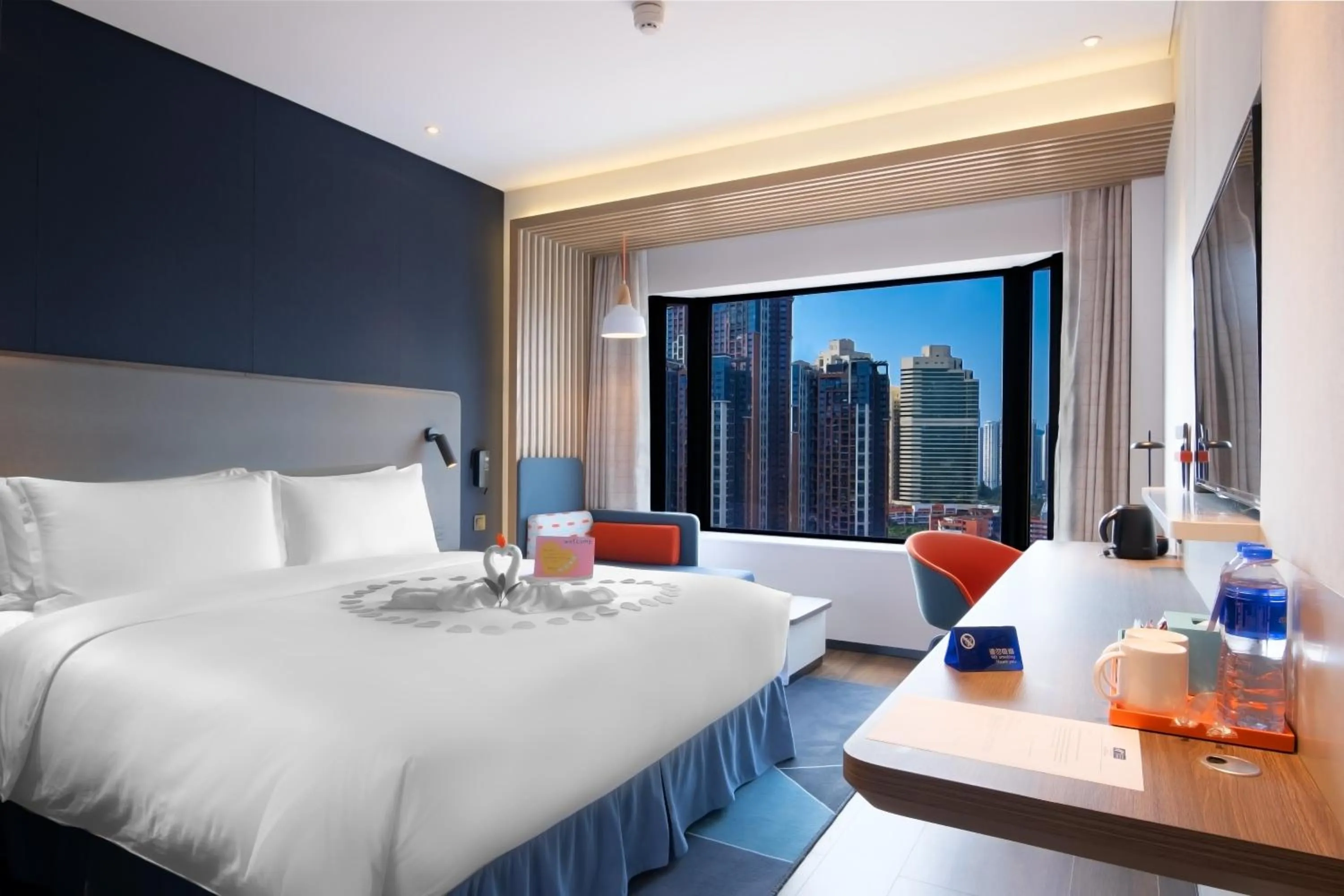 Photo of the whole room, Bed in Holiday Inn Express Shenzhen Dongmen by IHG