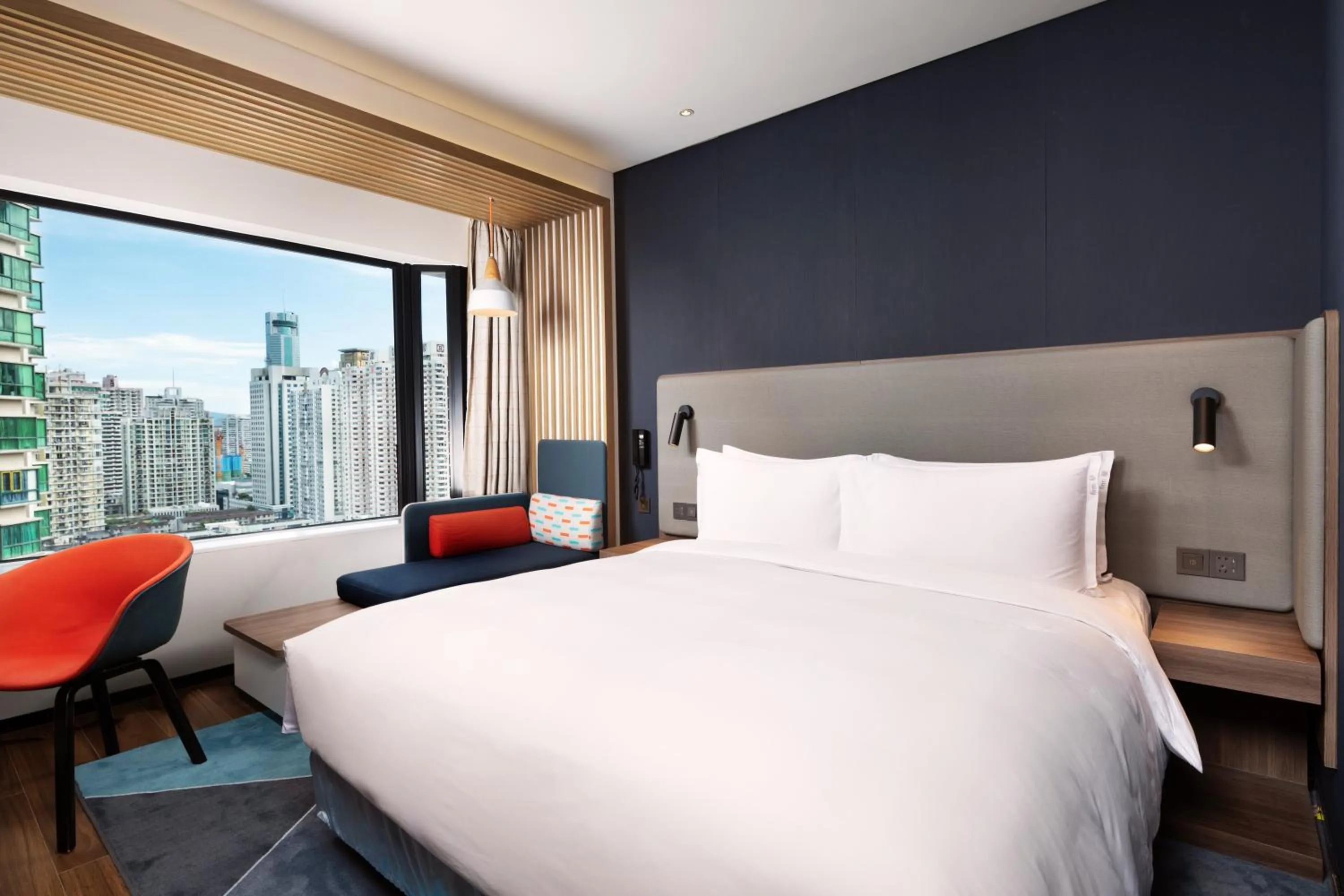 Photo of the whole room, Bed in Holiday Inn Express Shenzhen Dongmen by IHG