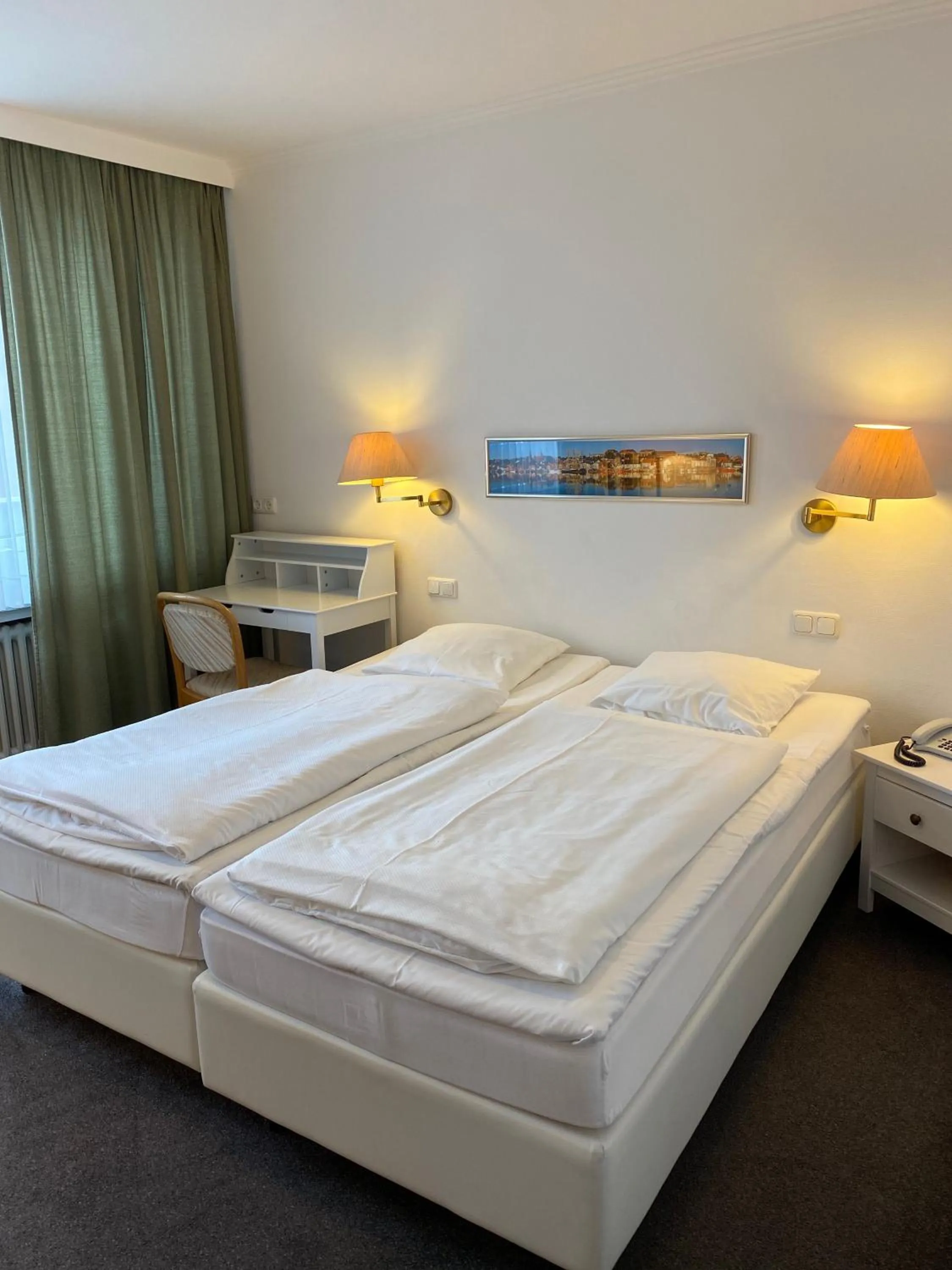 Bedroom, Bed in Hotel Flensburger Hof