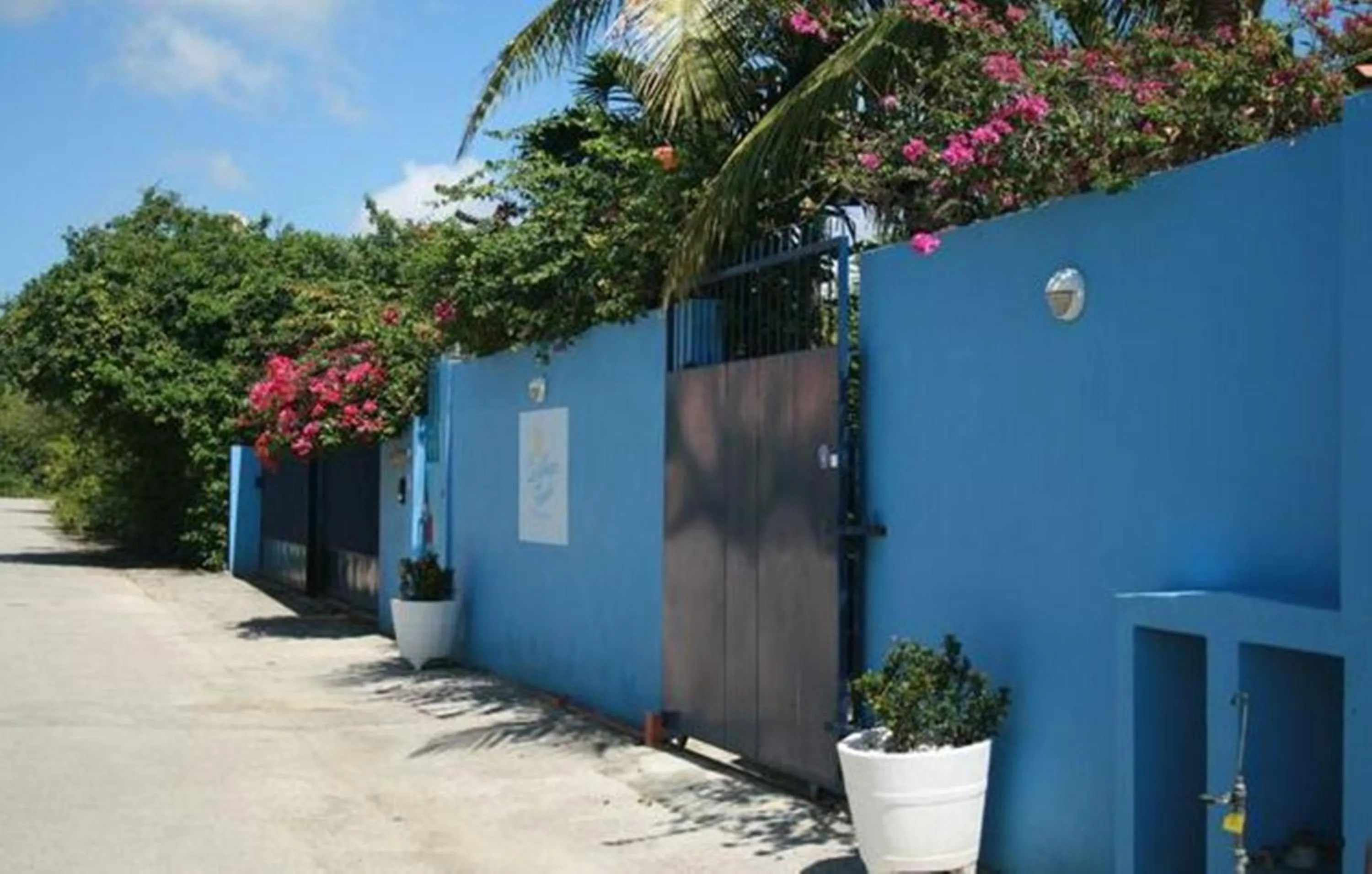 Facade/entrance in Caribbean Flower Apartments