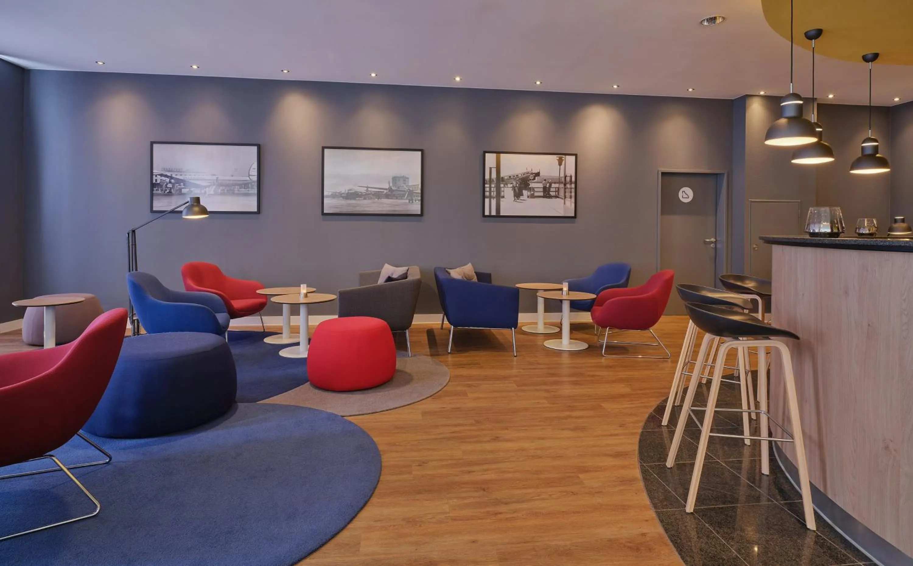 Lounge or bar in Holiday Inn Express Frankfurt Airport by IHG