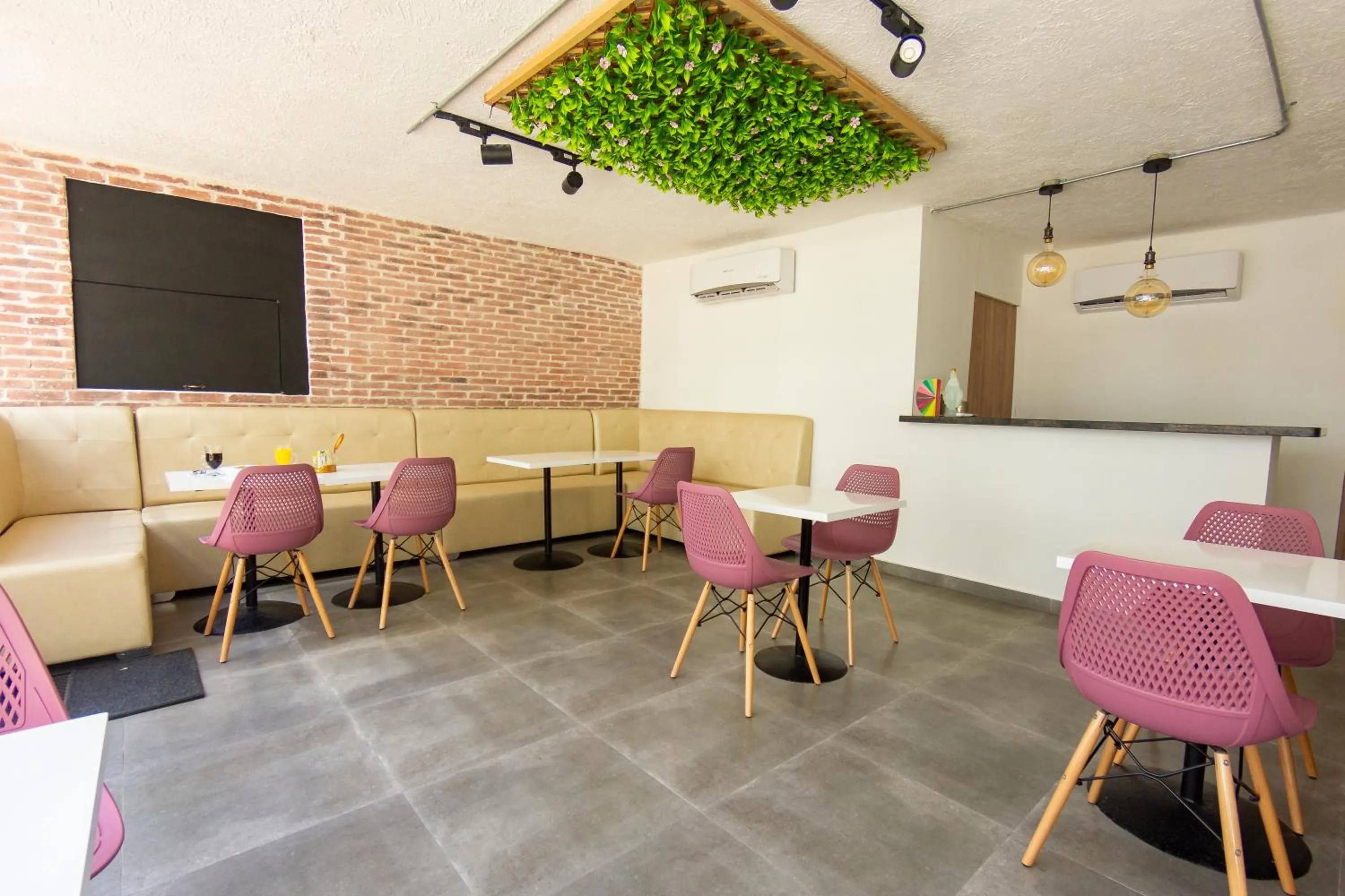 Restaurant/places to eat in Casa Franco Hotel