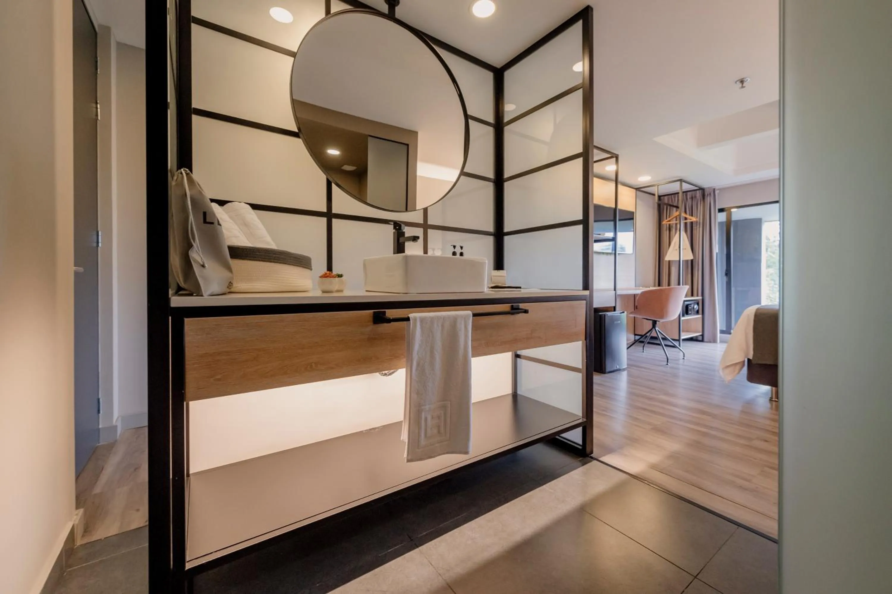 Bathroom, Bed in Lettera Hotel