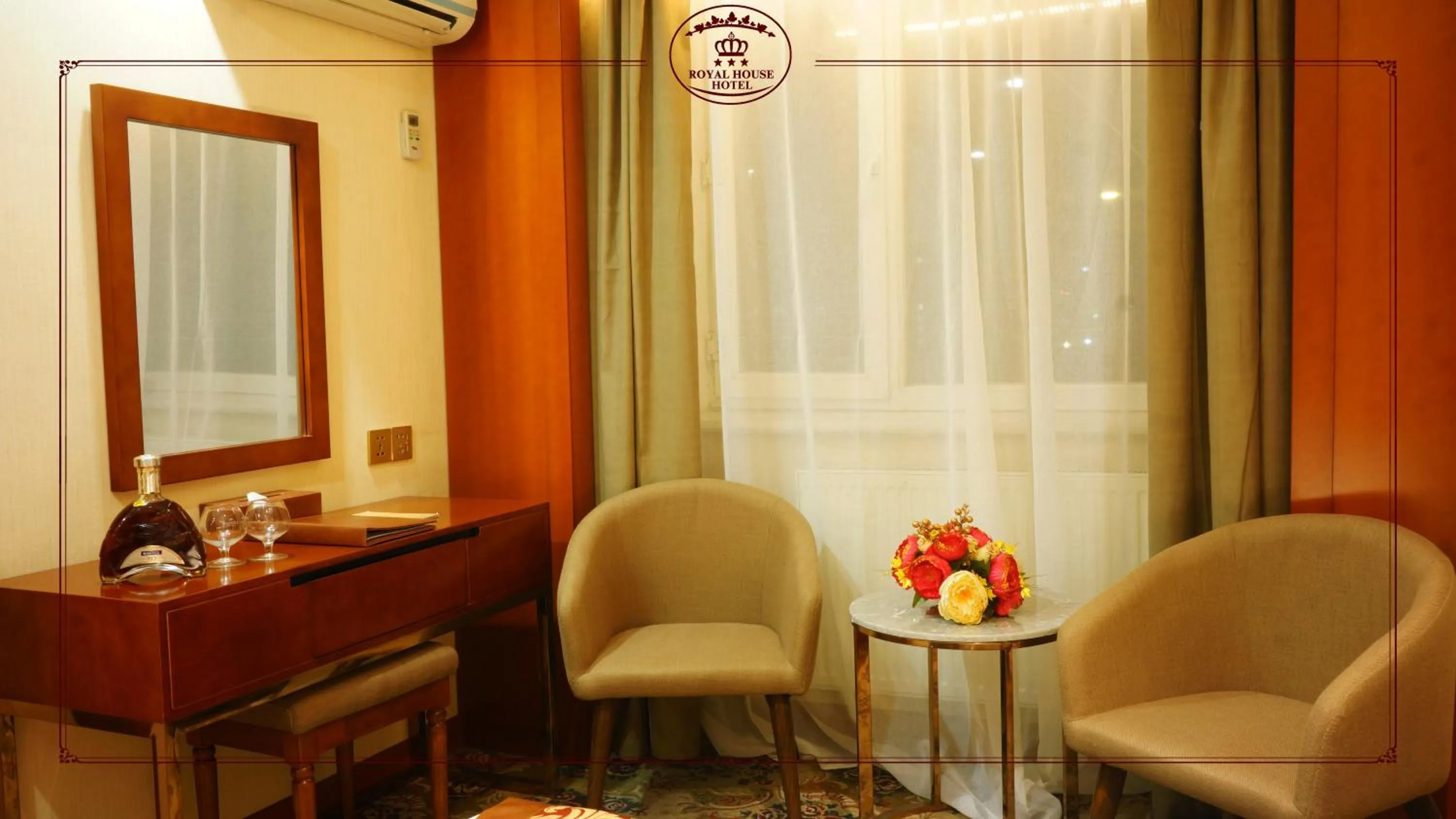 Restaurant/places to eat in Royal House Hotel