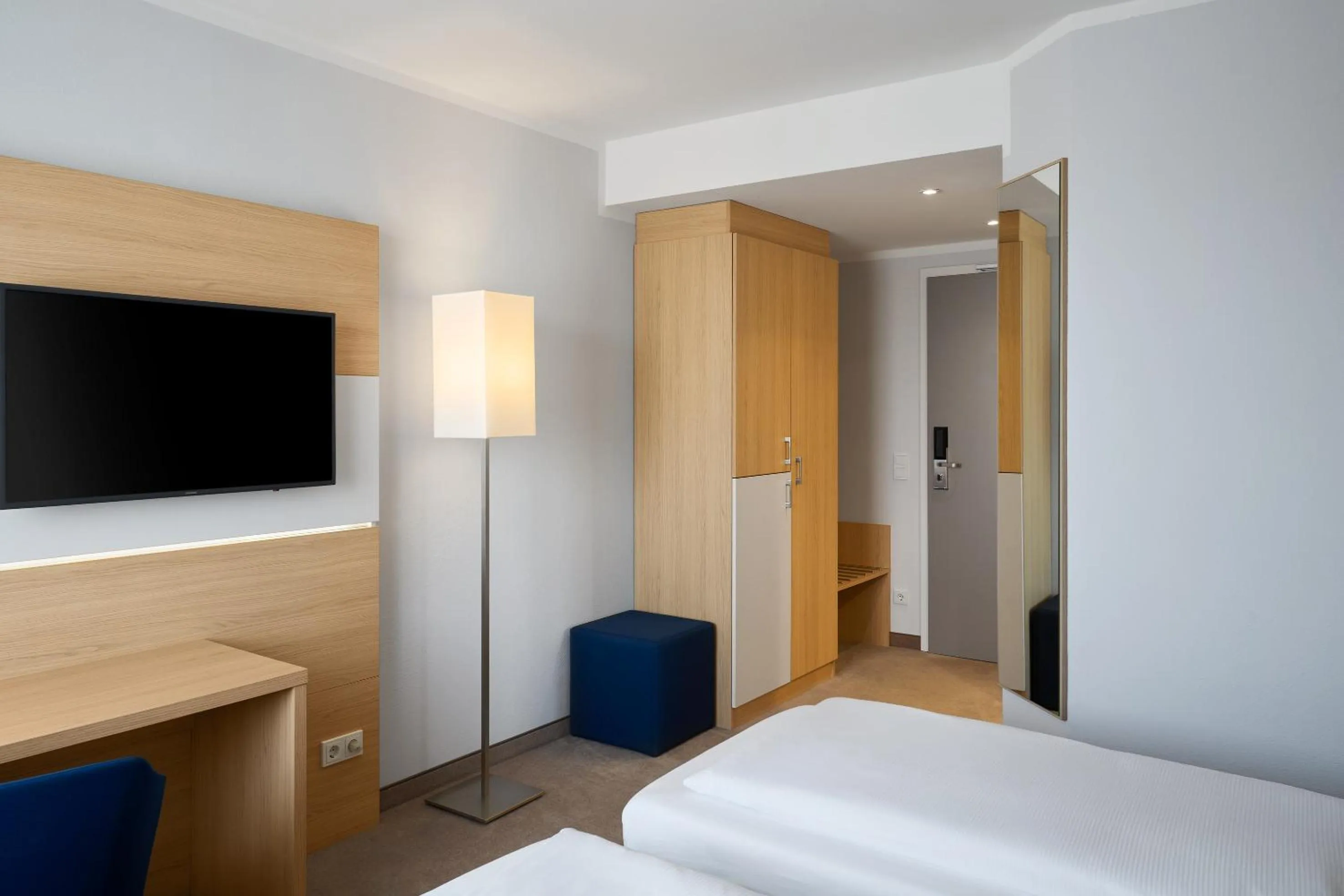 Photo of the whole room, Bed in Four Points Flex by Sheraton Göttingen