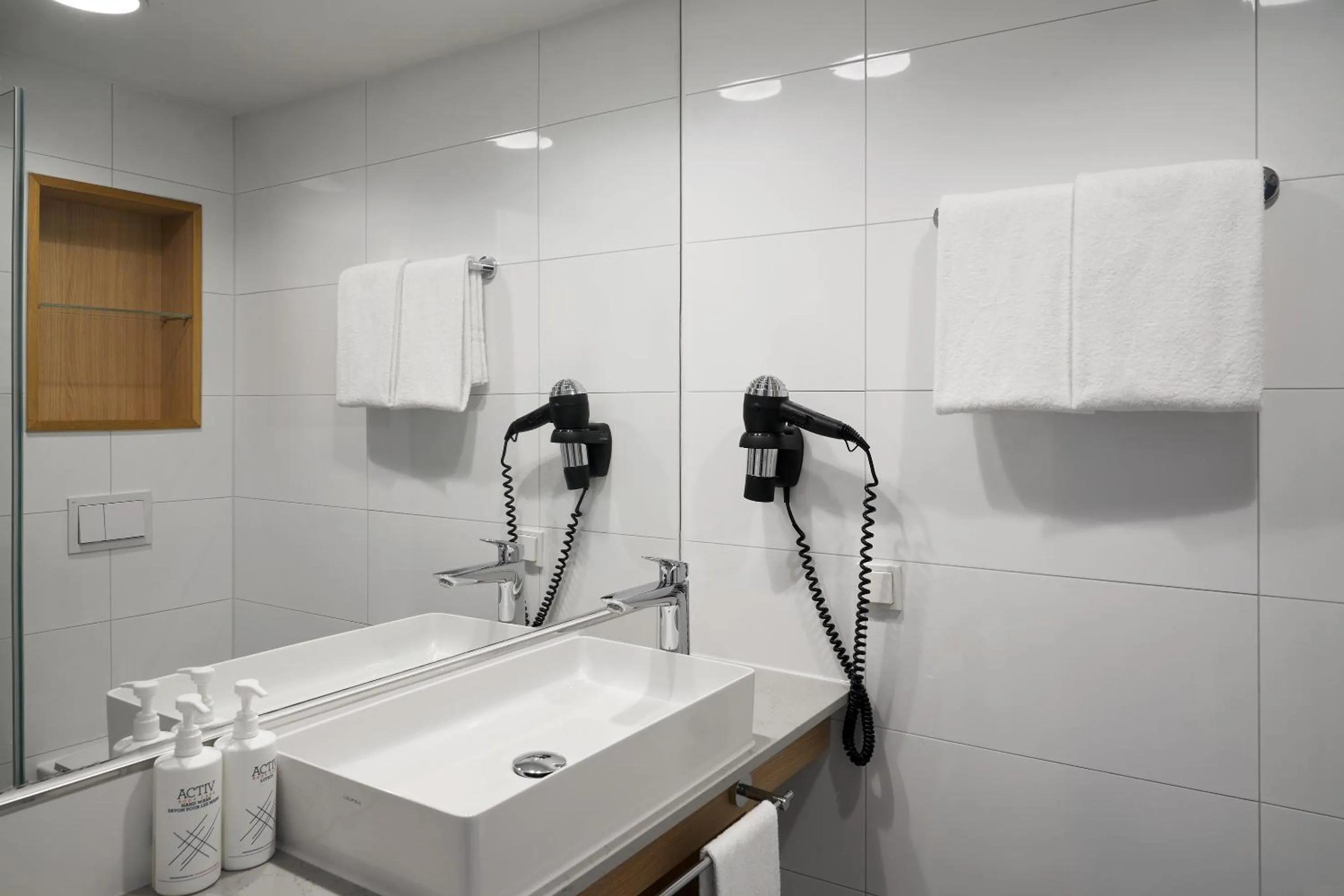 Bathroom in Four Points Flex by Sheraton Göttingen