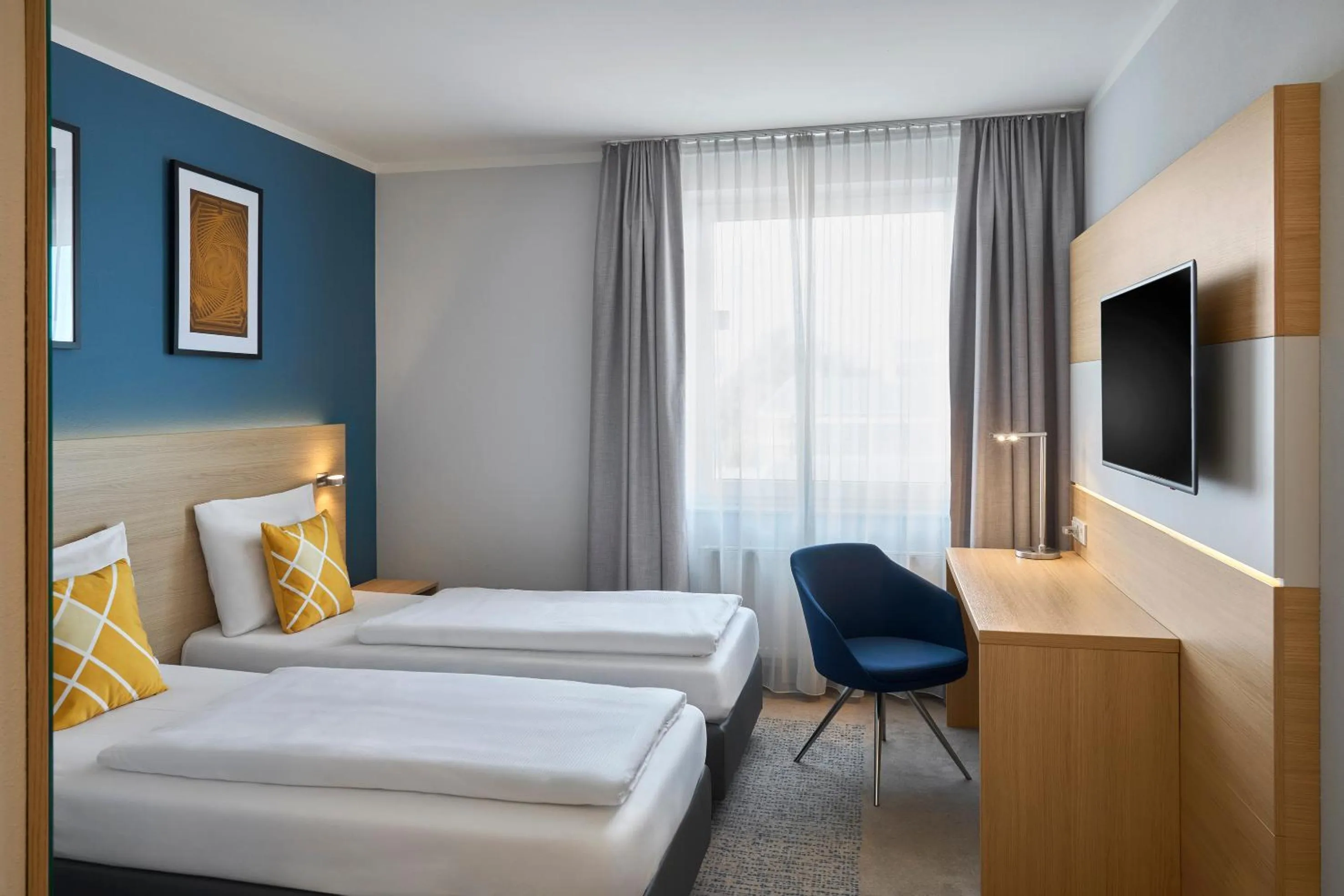 Photo of the whole room, Bed in Four Points Flex by Sheraton Göttingen
