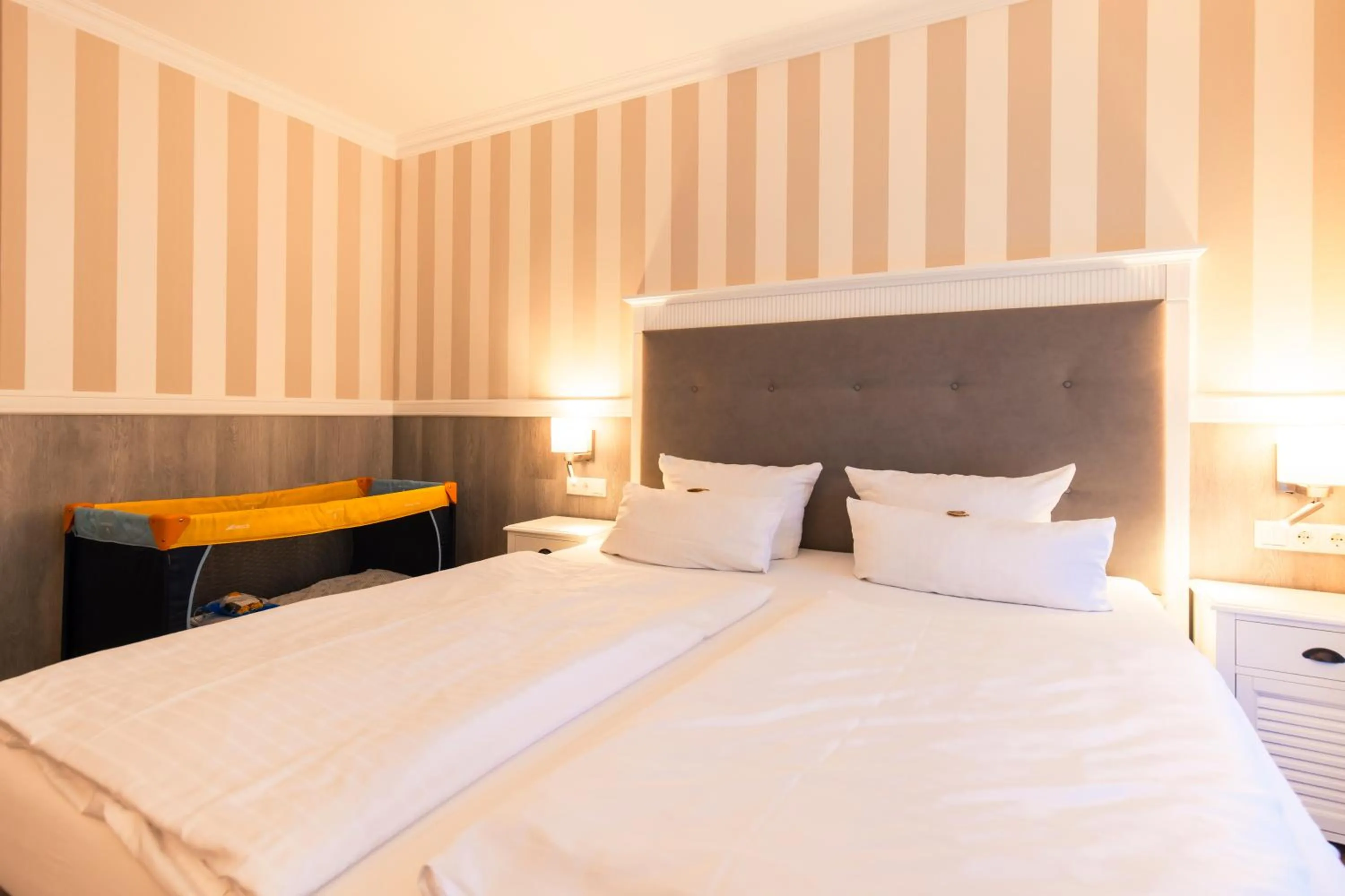 Photo of the whole room, Bed in Resort Hotel IV Jahreszeiten Zingst