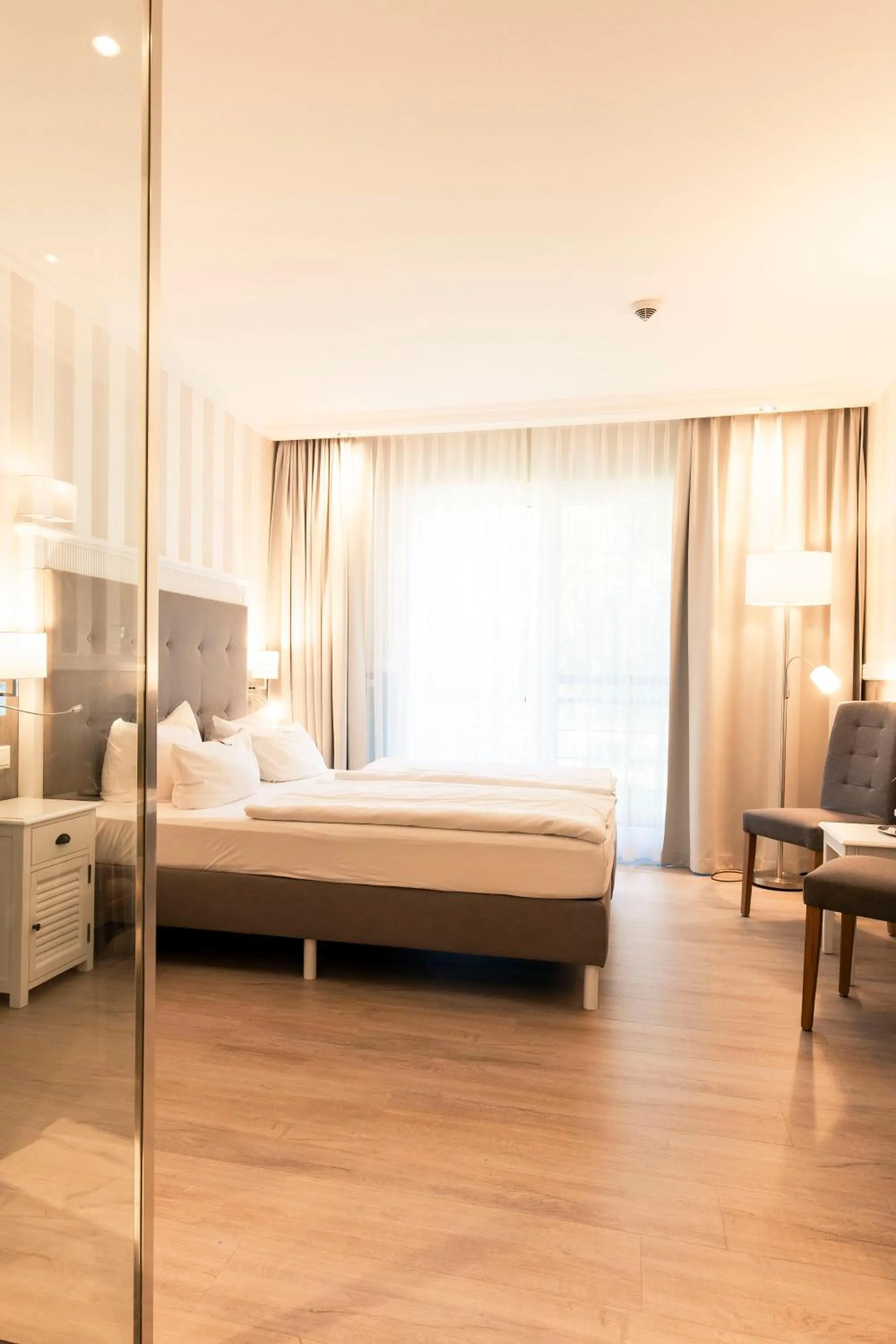 Photo of the whole room, Bed in Resort Hotel IV Jahreszeiten Zingst