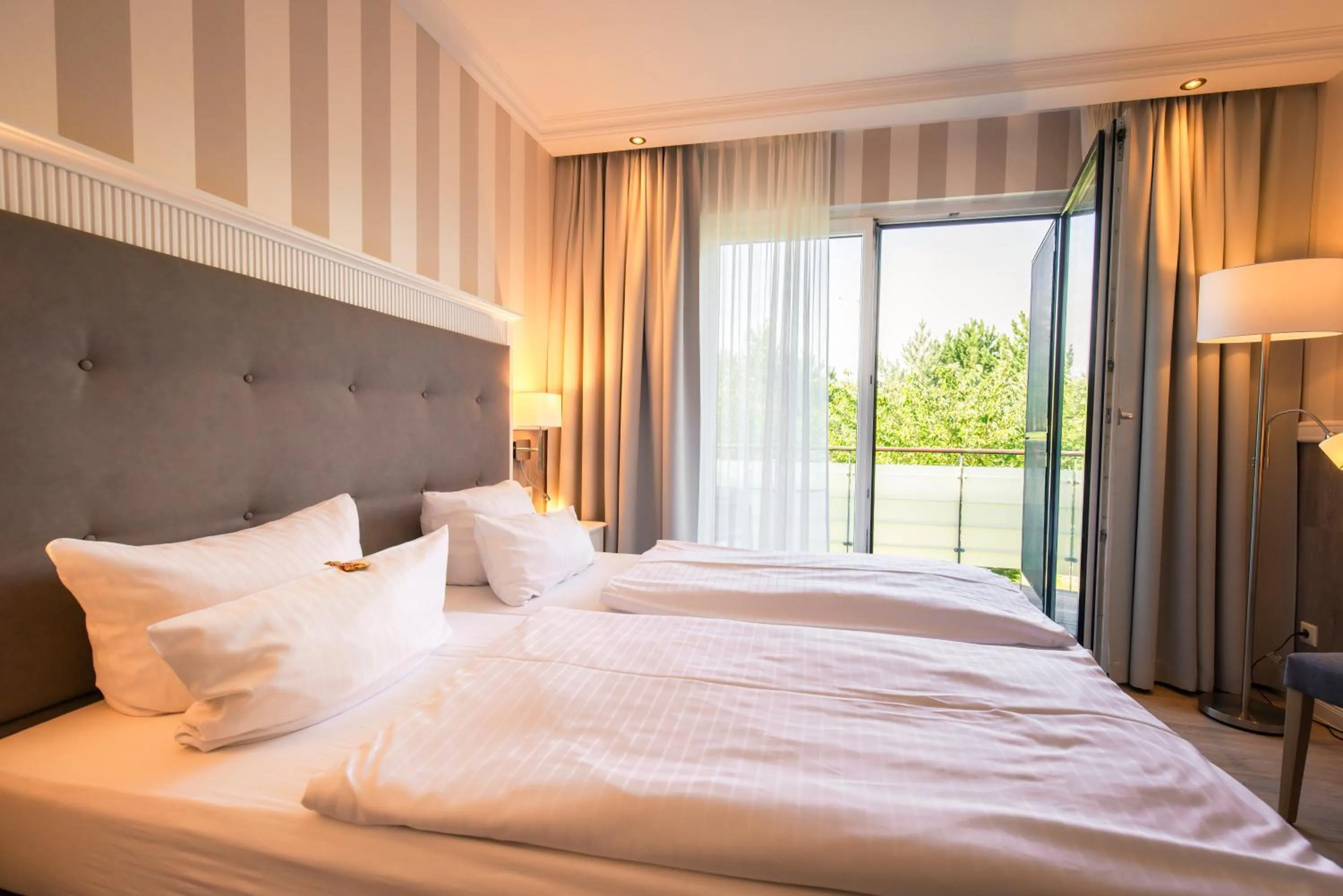 Photo of the whole room, Bed in Resort Hotel IV Jahreszeiten Zingst