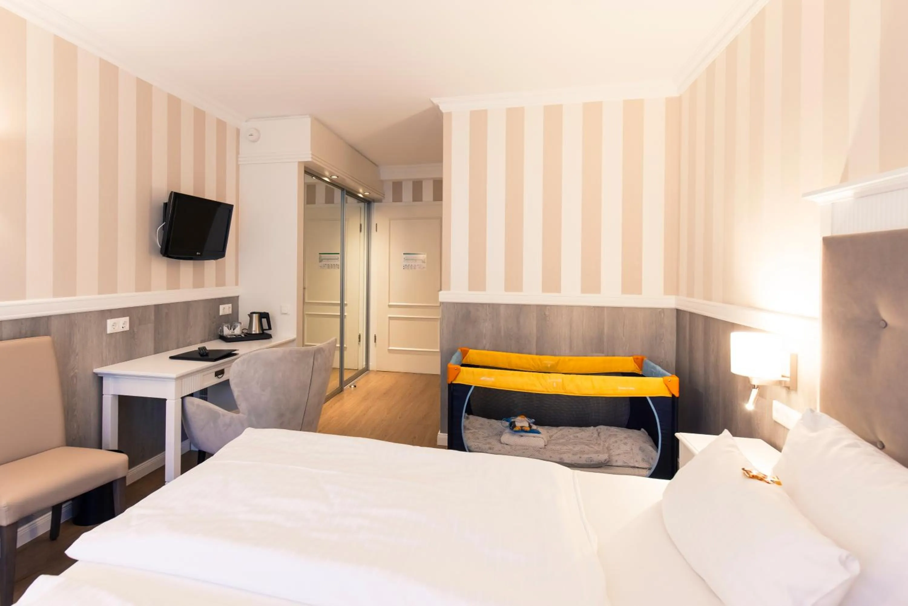 Photo of the whole room, Bed in Resort Hotel IV Jahreszeiten Zingst