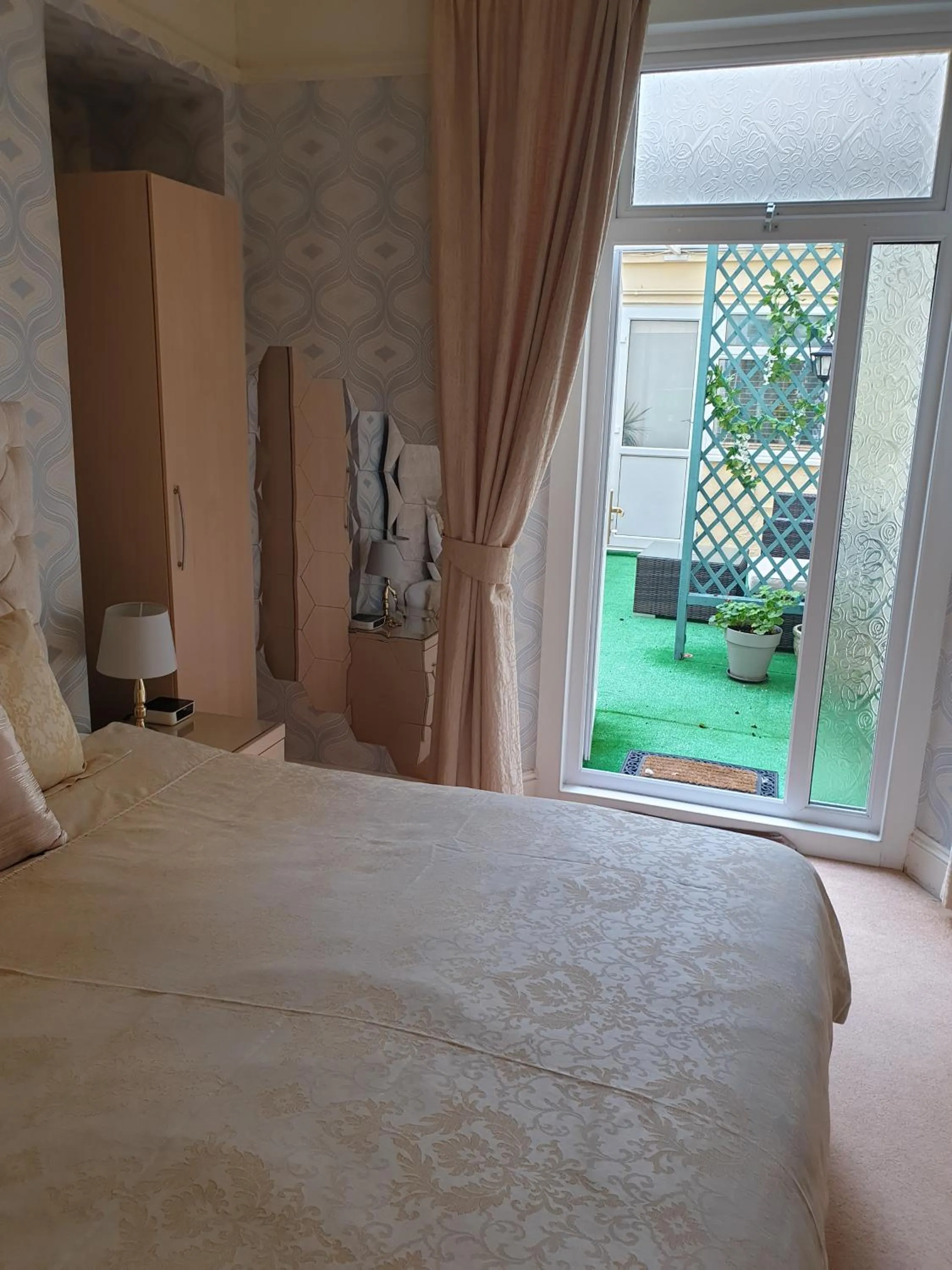 Bedroom, Bed in The Sands Hotel