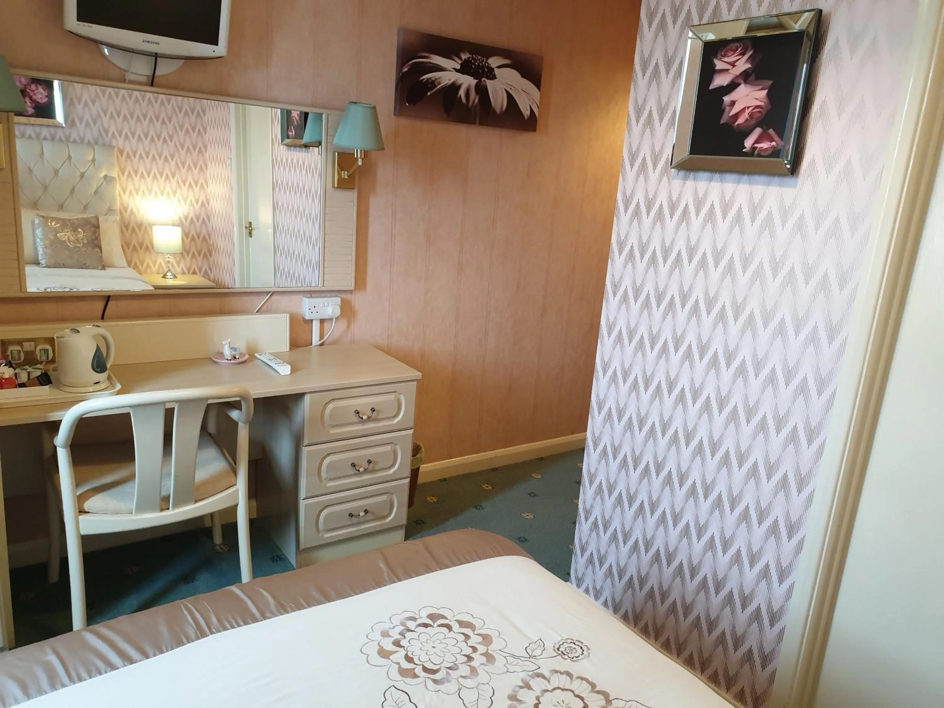 Bedroom, Bed in The Sands Hotel