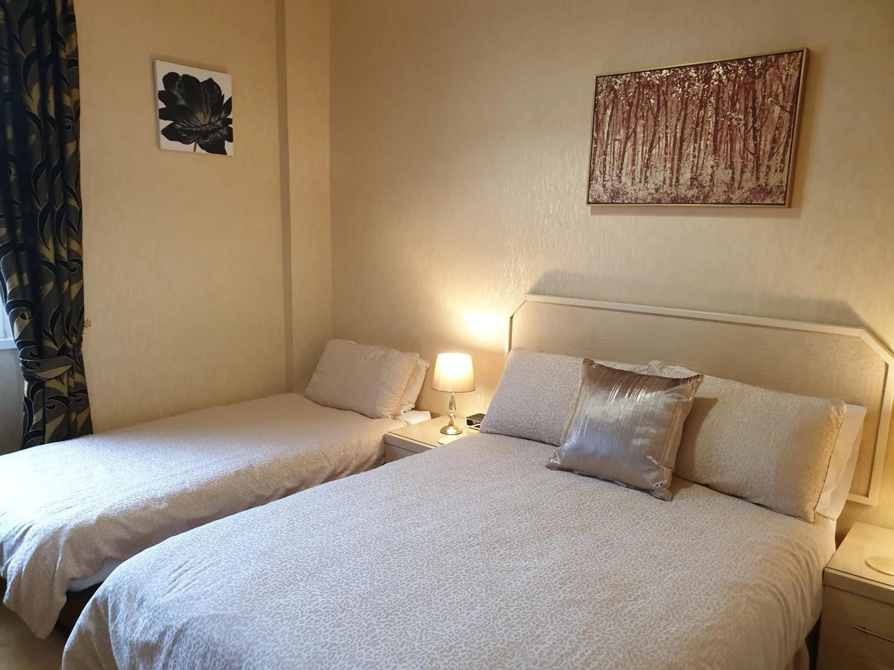 Bedroom, Bed in The Sands Hotel