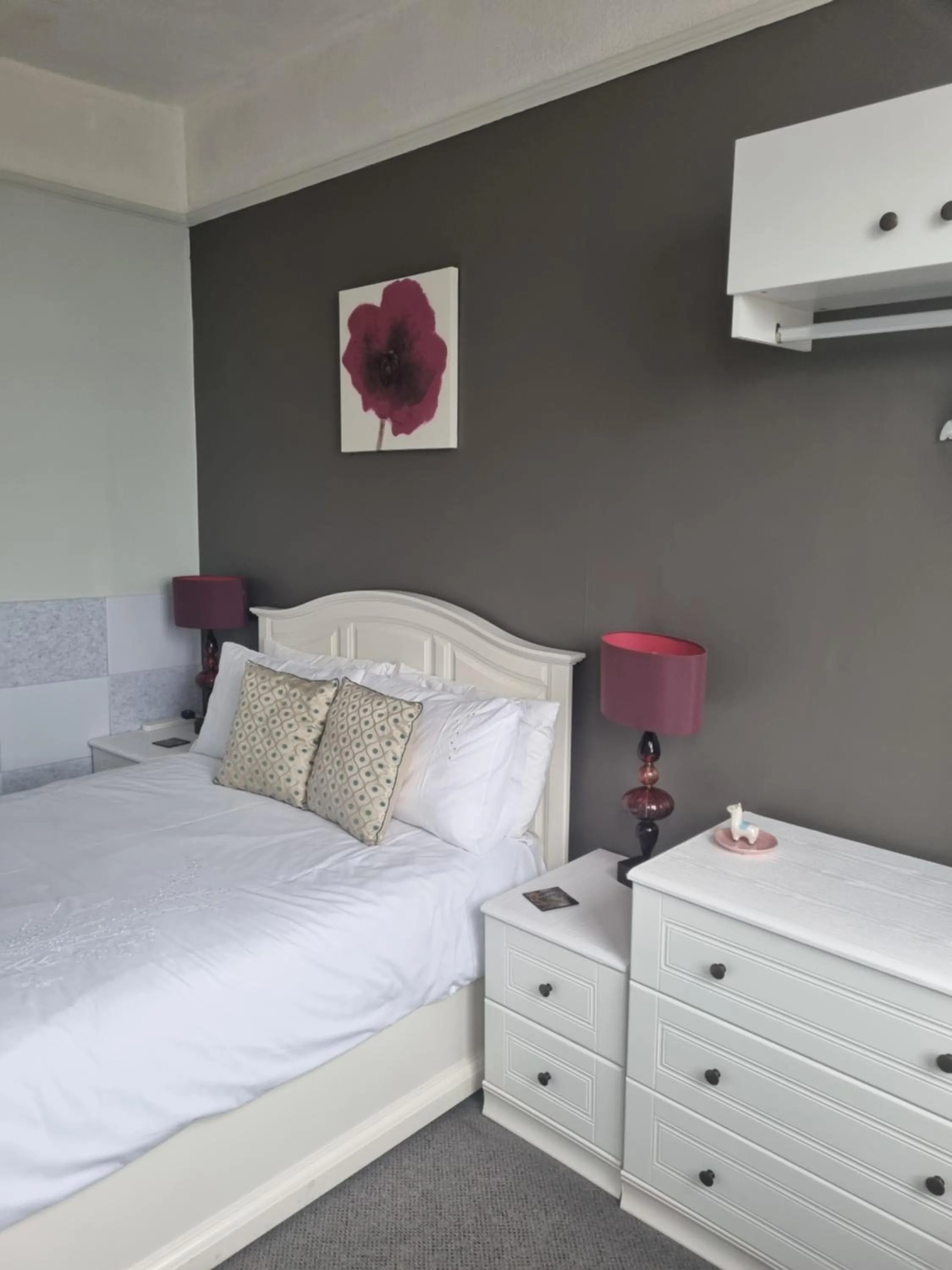 Bedroom, Bed in The Sands Hotel