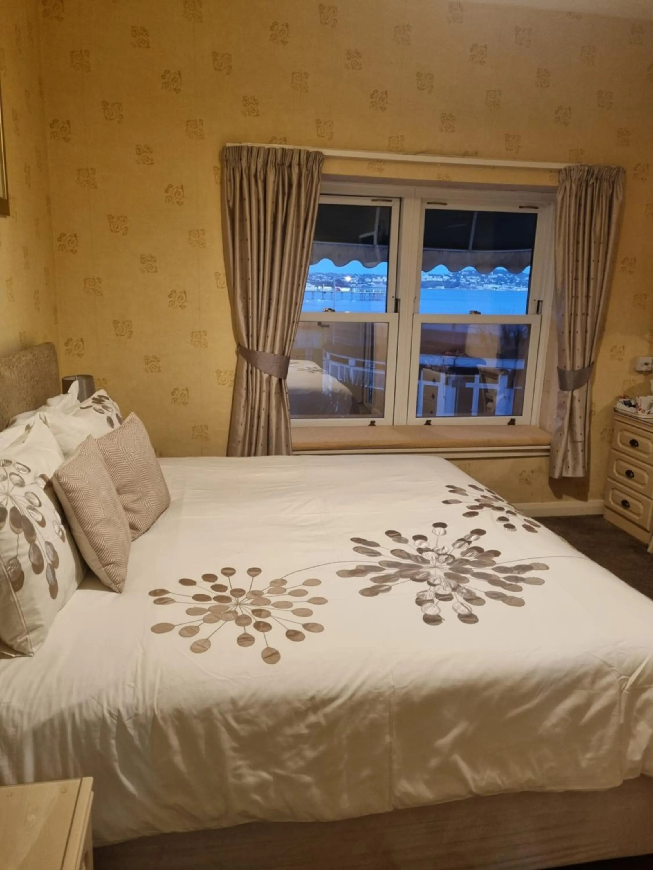 Bedroom, Bed in The Sands Hotel