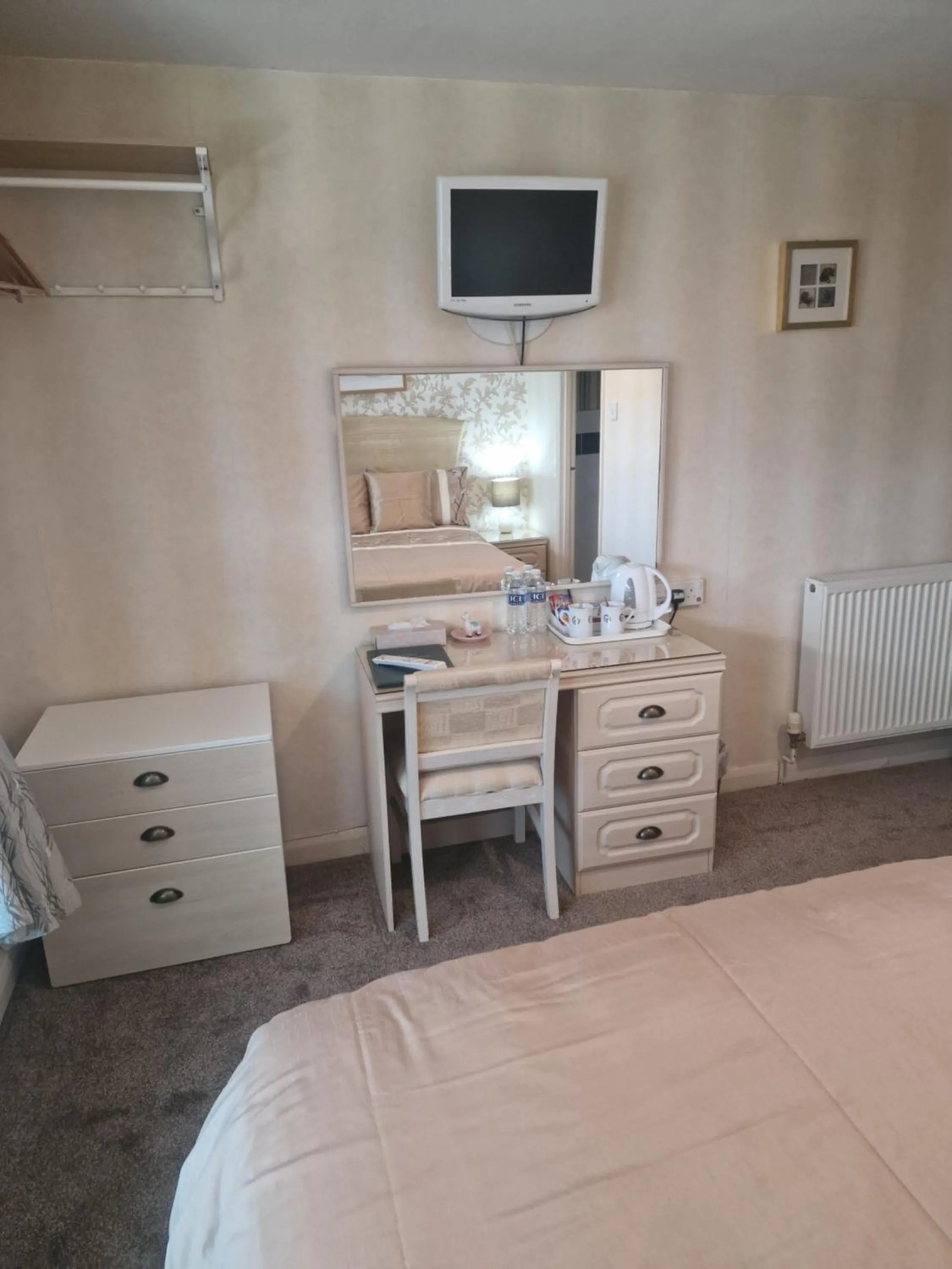 hair dresser, Bed in The Sands Hotel