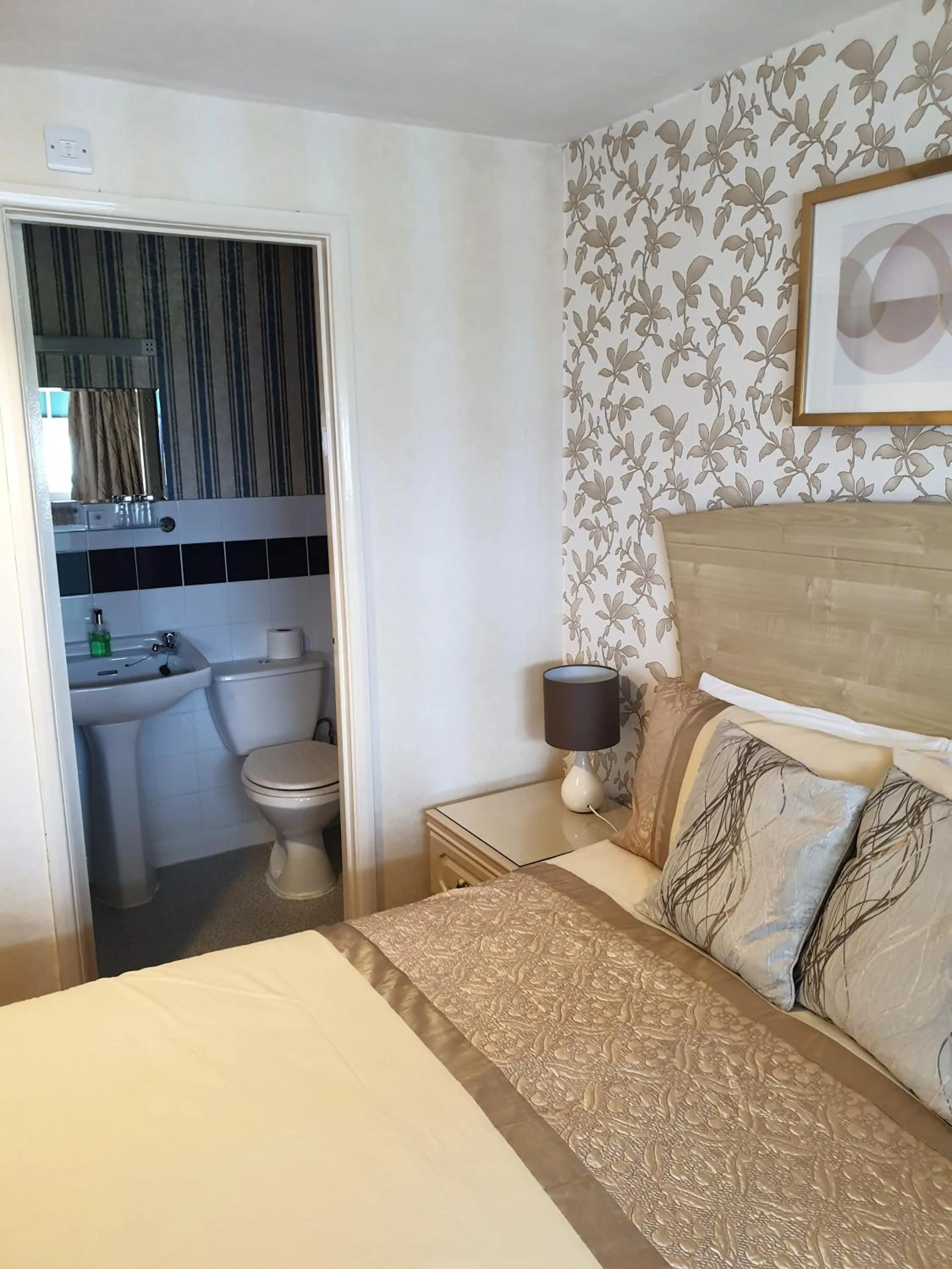 Bedroom, Bed in The Sands Hotel