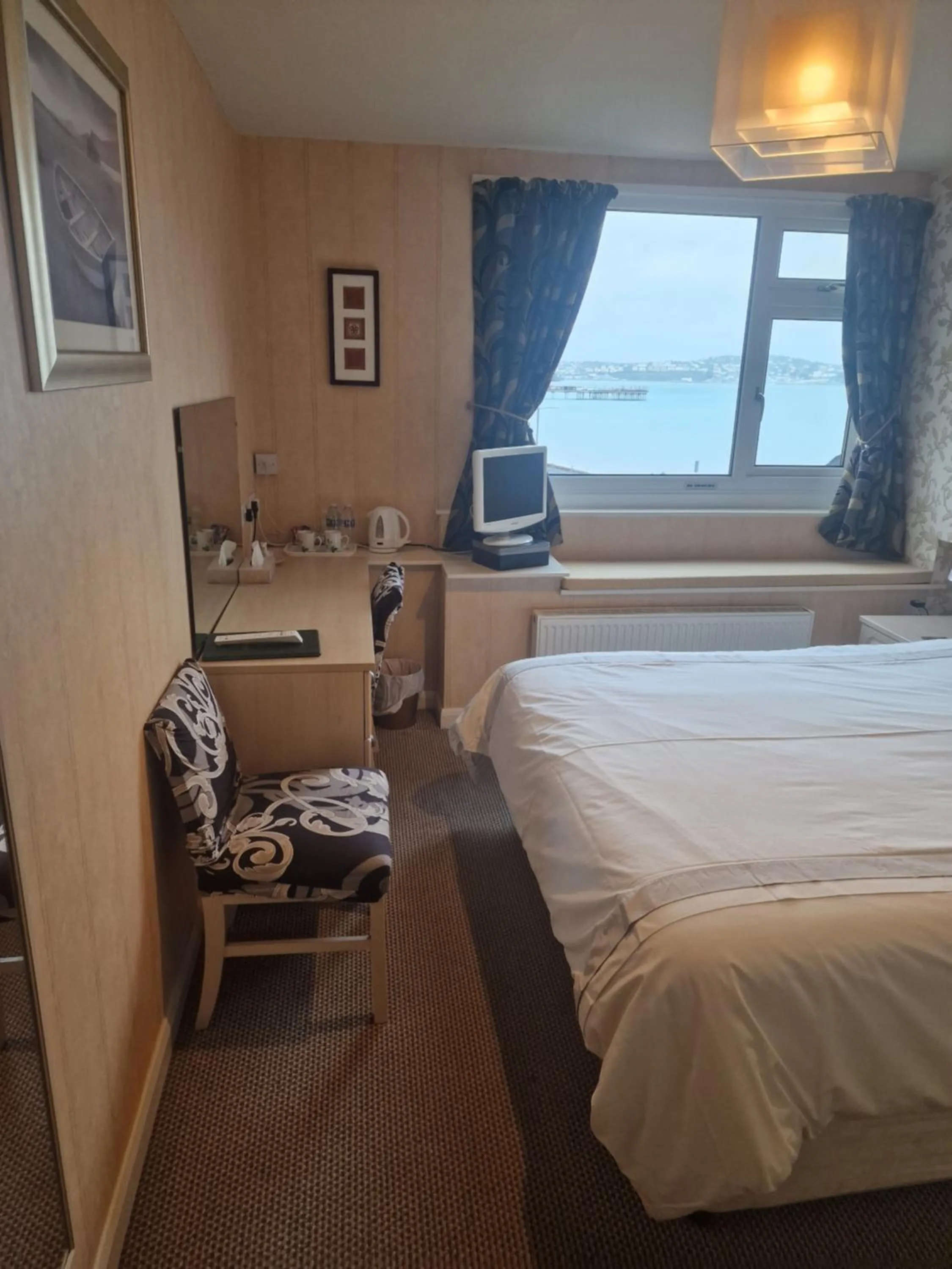 Bedroom, Bed in The Sands Hotel