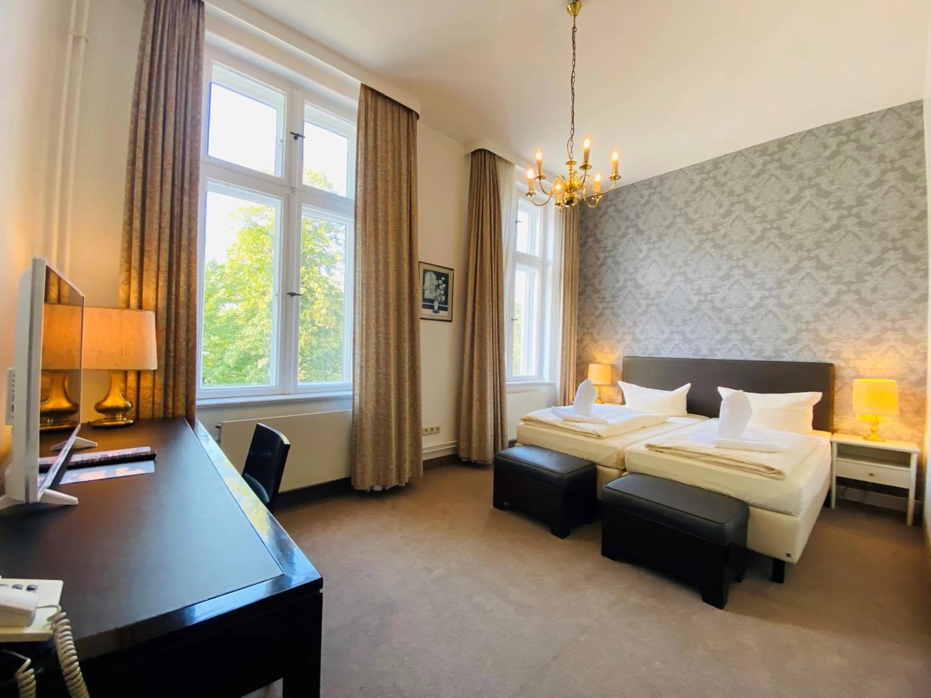 Toilet, Bed in Hotel Kaiserhof