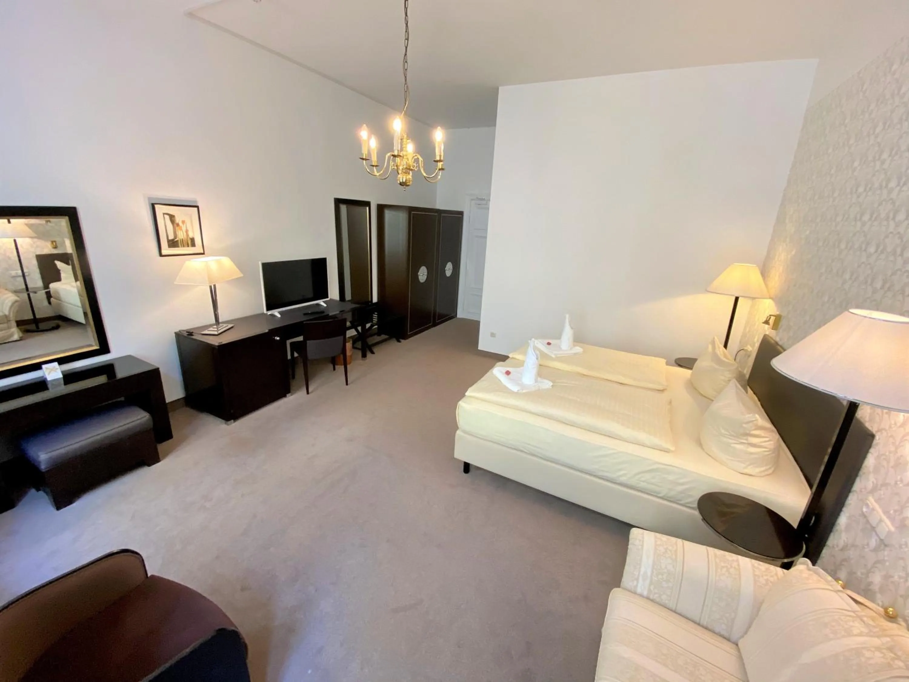 Bedroom, Bed in Hotel Kaiserhof