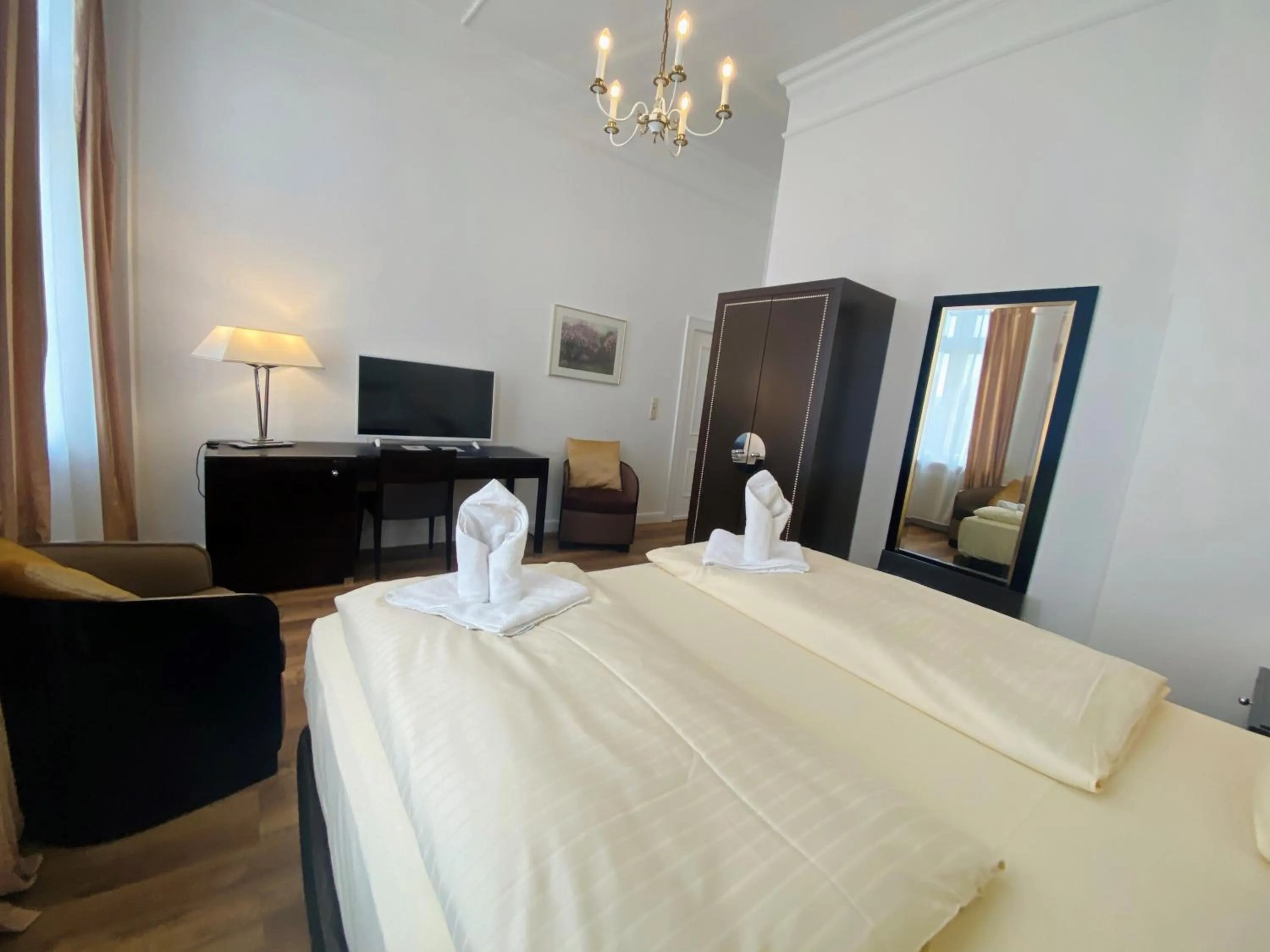 Toilet, Bed in Hotel Kaiserhof