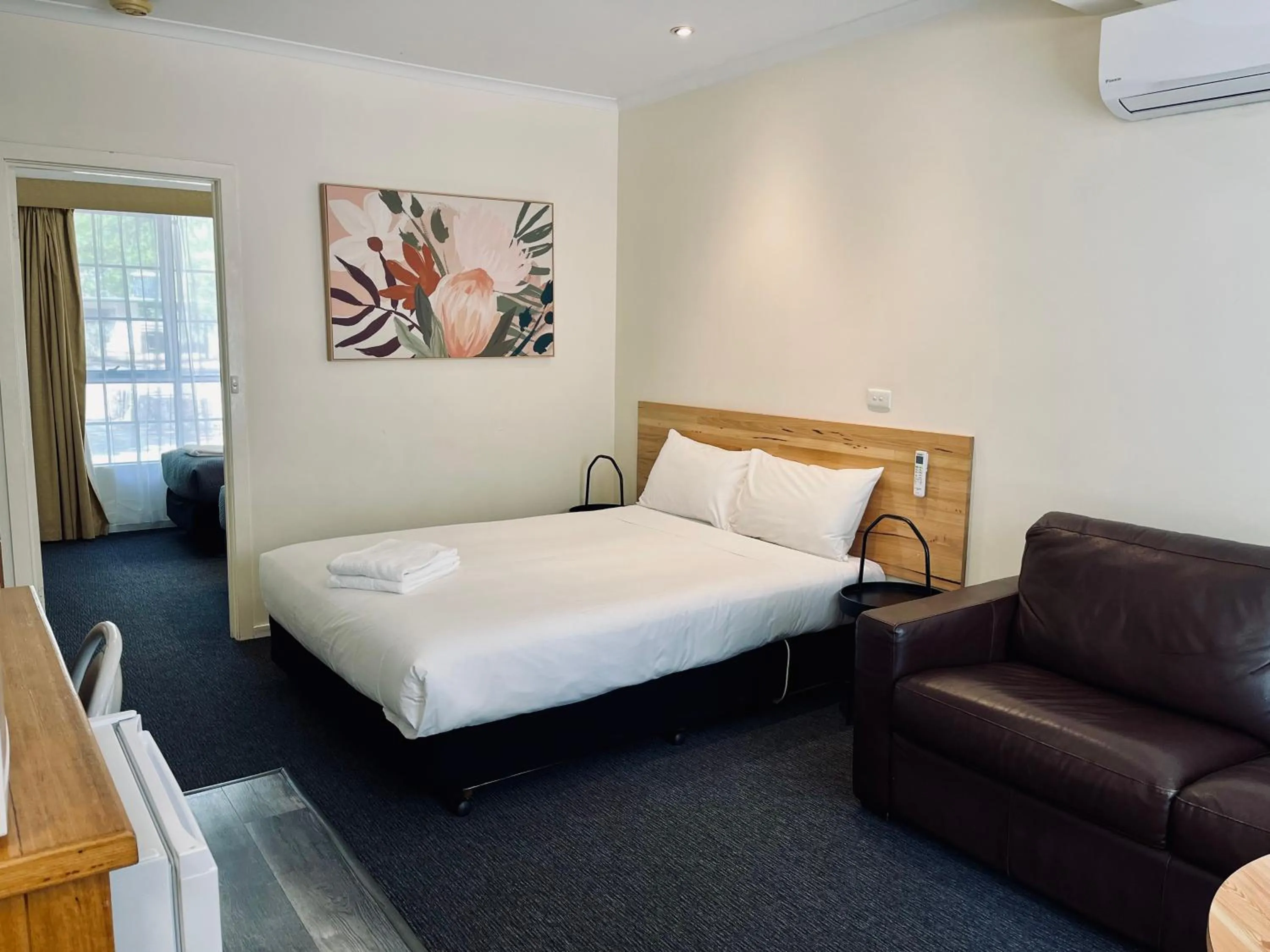 Bed in Bright Avenue Motor Inn