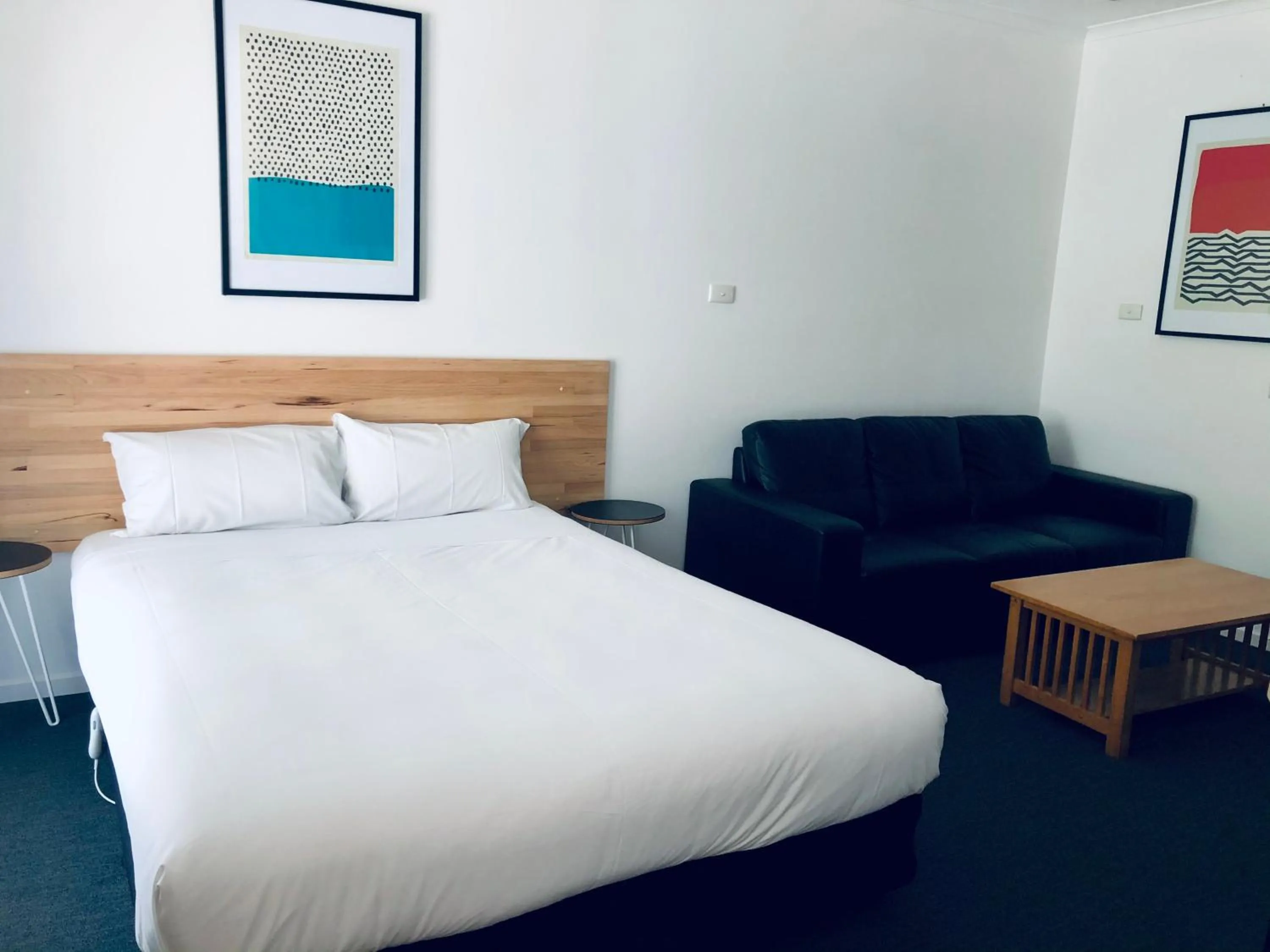 Bed in Bright Avenue Motor Inn