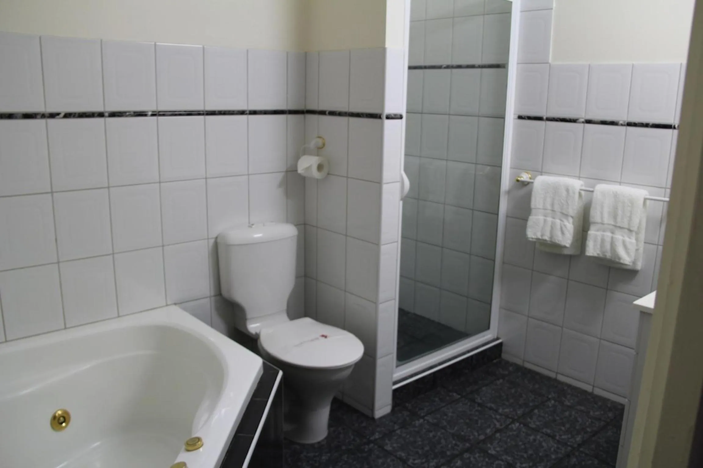 Bathroom in Bright Avenue Motor Inn