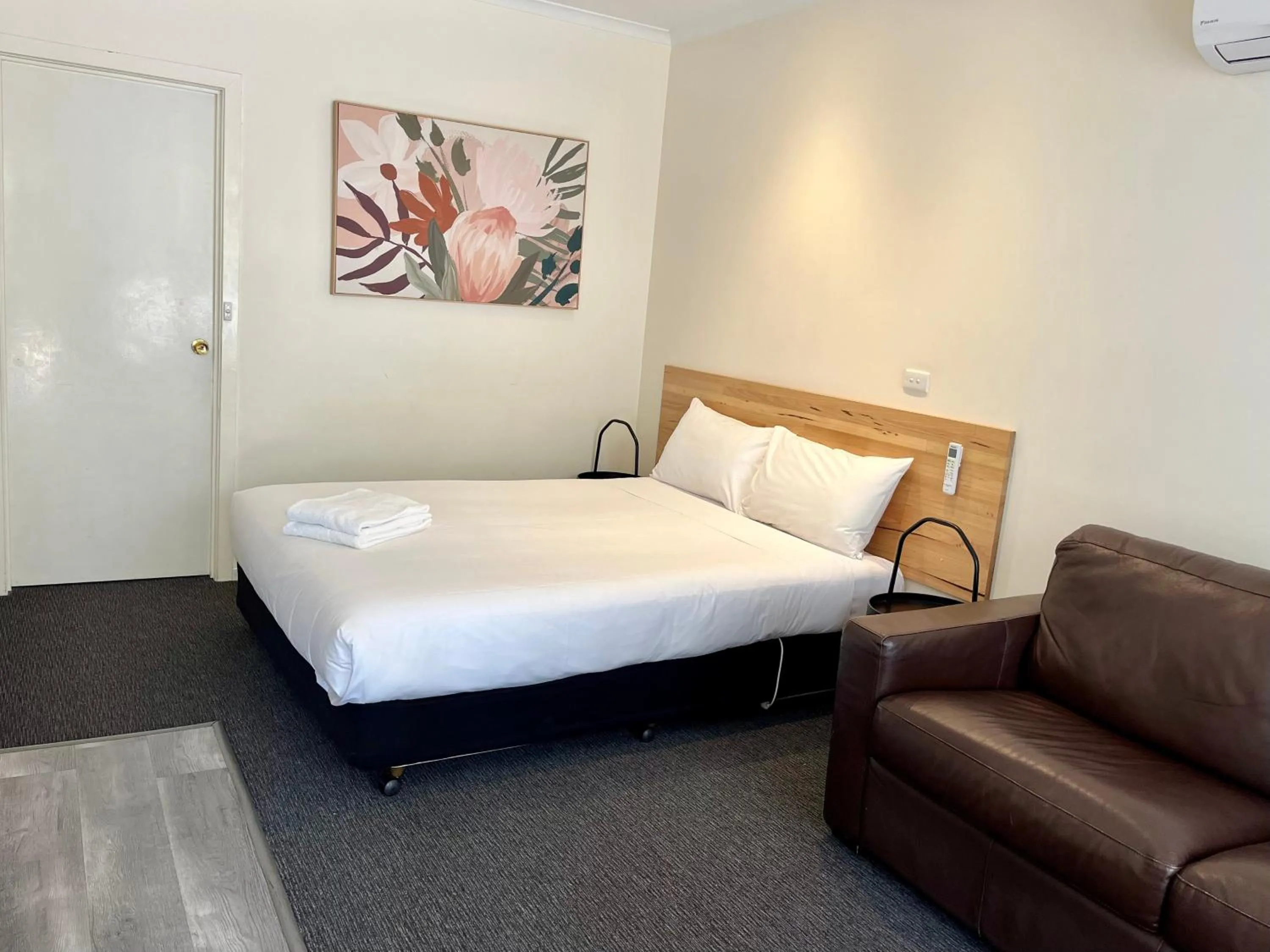 Bed in Bright Avenue Motor Inn