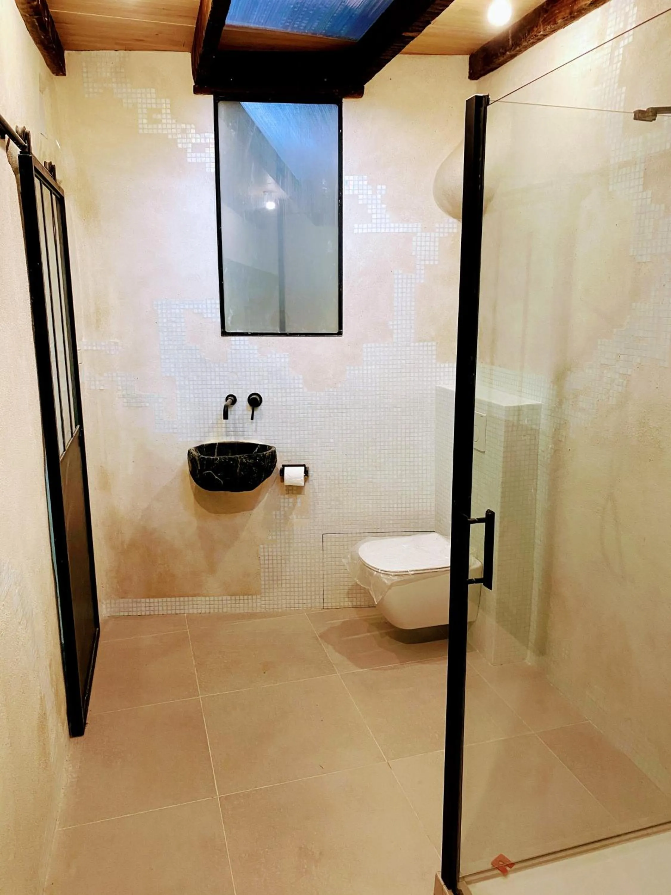 Shower in Les Terres Rouges 06