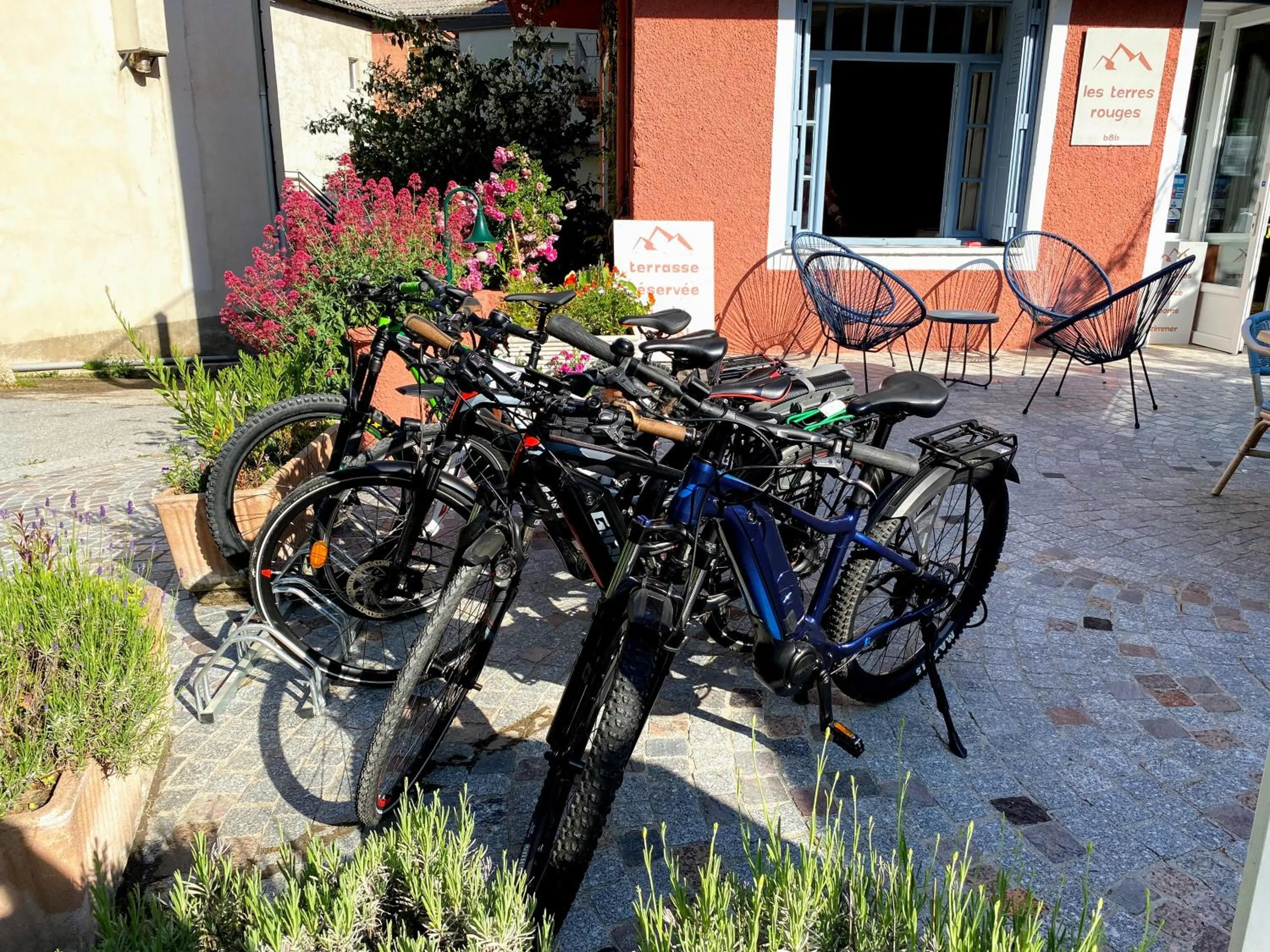 Cycling in Les Terres Rouges 06