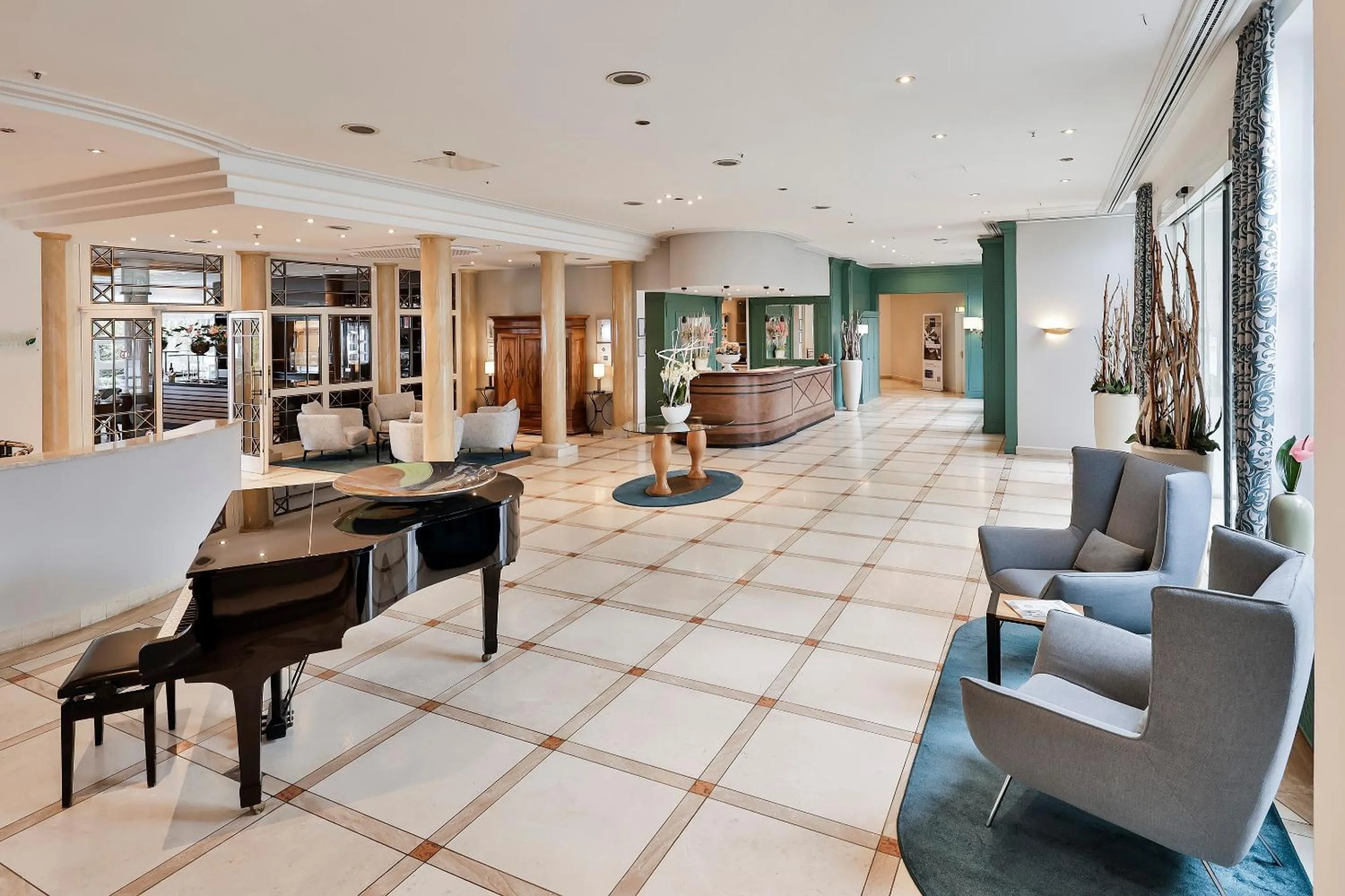 Lobby or reception in Dorint Venusberg Bonn