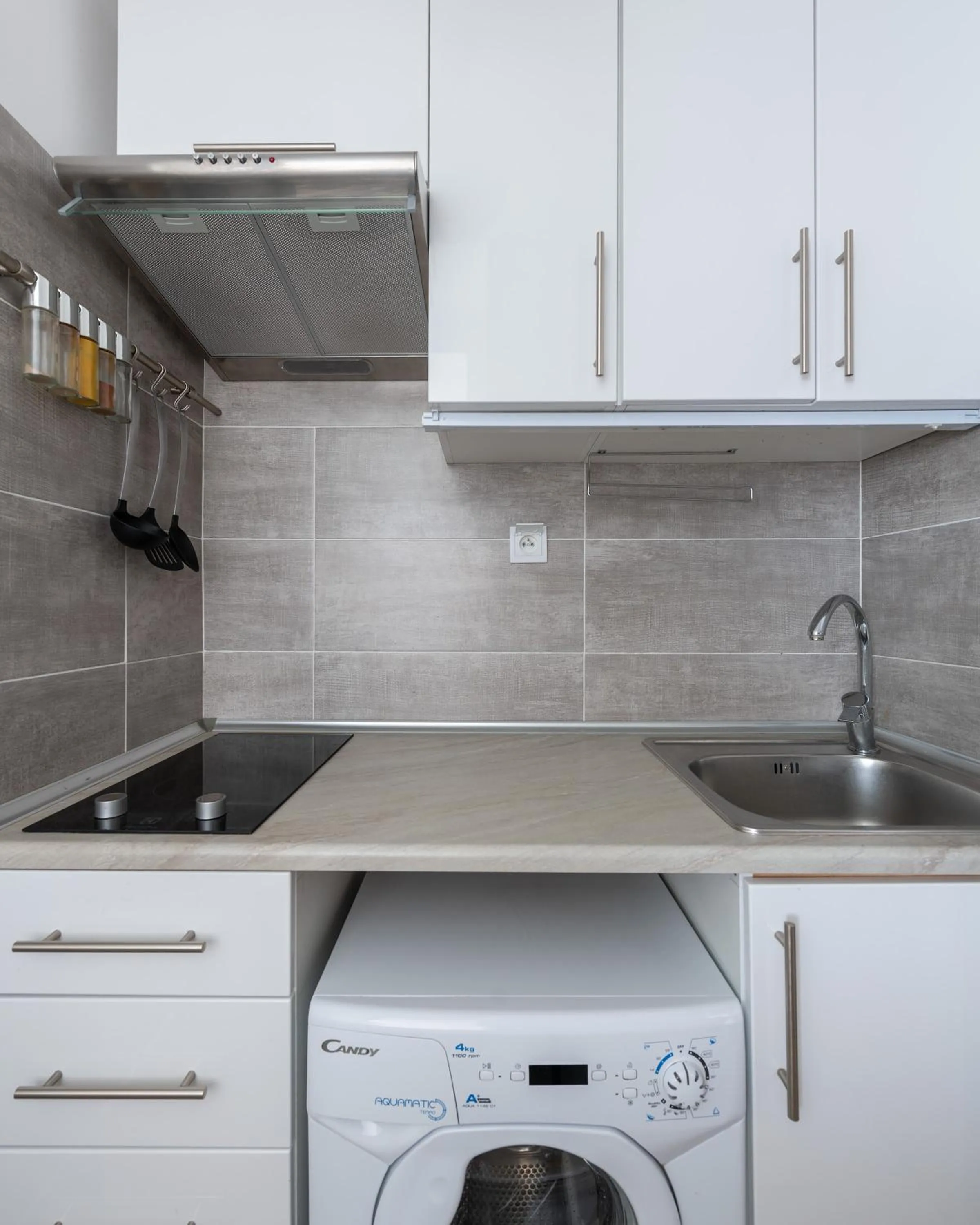Kitchen or kitchenette in Tamka 40 Prywatne mieszkanie w pobliżu Starego Miasta i Stadionu Narodowego 100m od metra Nowy Świat Samodzielne Zameldowanie! Self Check-in System!