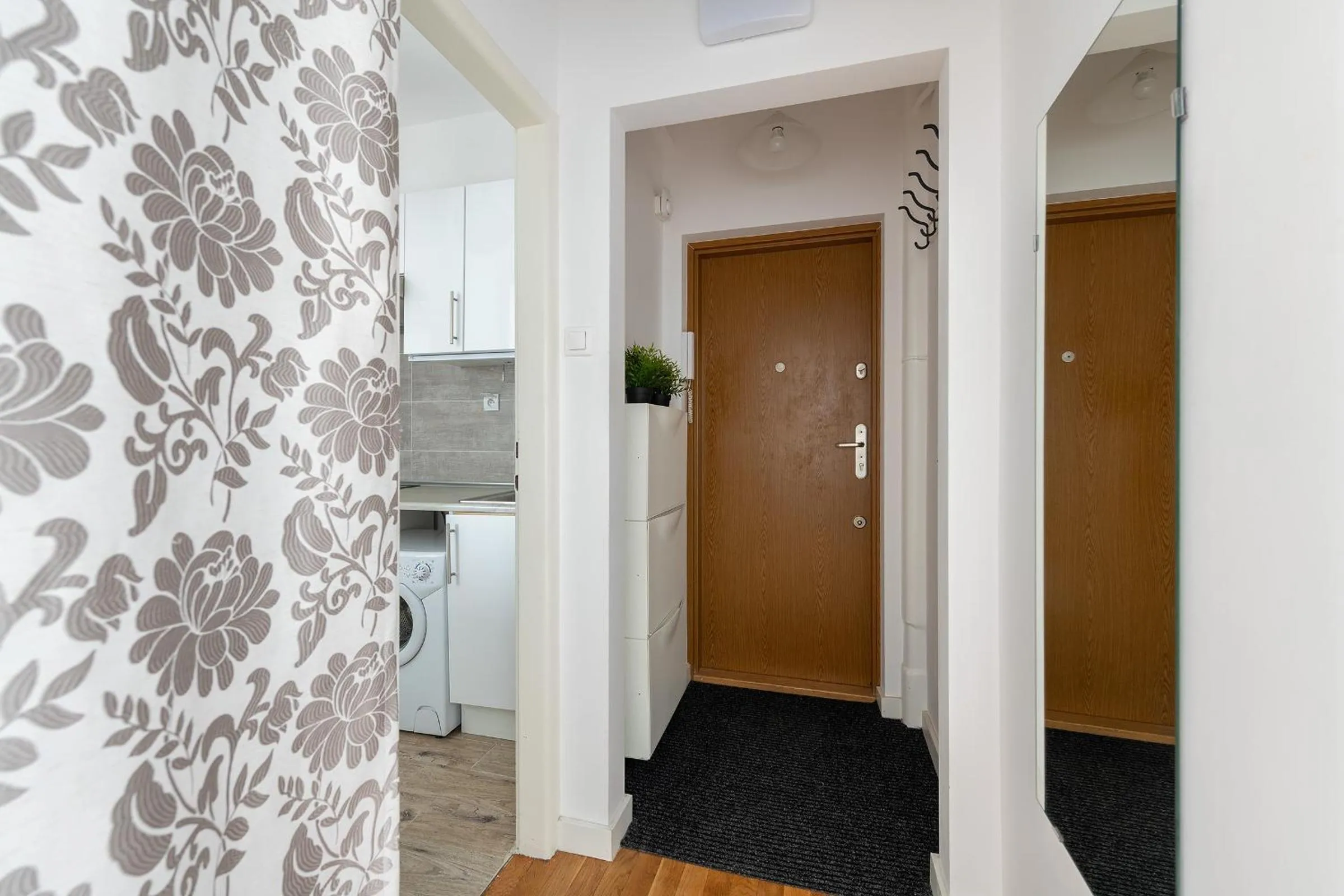 Kitchen or kitchenette in Tamka 40 Prywatne mieszkanie w pobliżu Starego Miasta i Stadionu Narodowego 100m od metra Nowy Świat Samodzielne Zameldowanie! Self Check-in System!