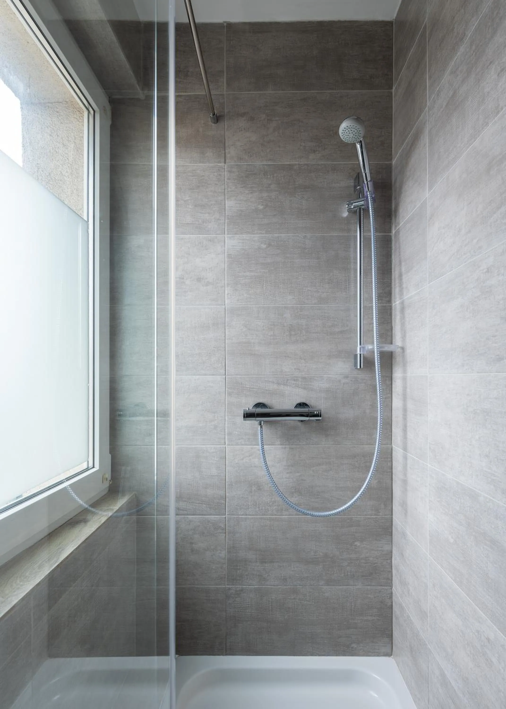 Shower in Tamka 40 Prywatne mieszkanie w pobliżu Starego Miasta i Stadionu Narodowego 100m od metra Nowy Świat Samodzielne Zameldowanie! Self Check-in System!