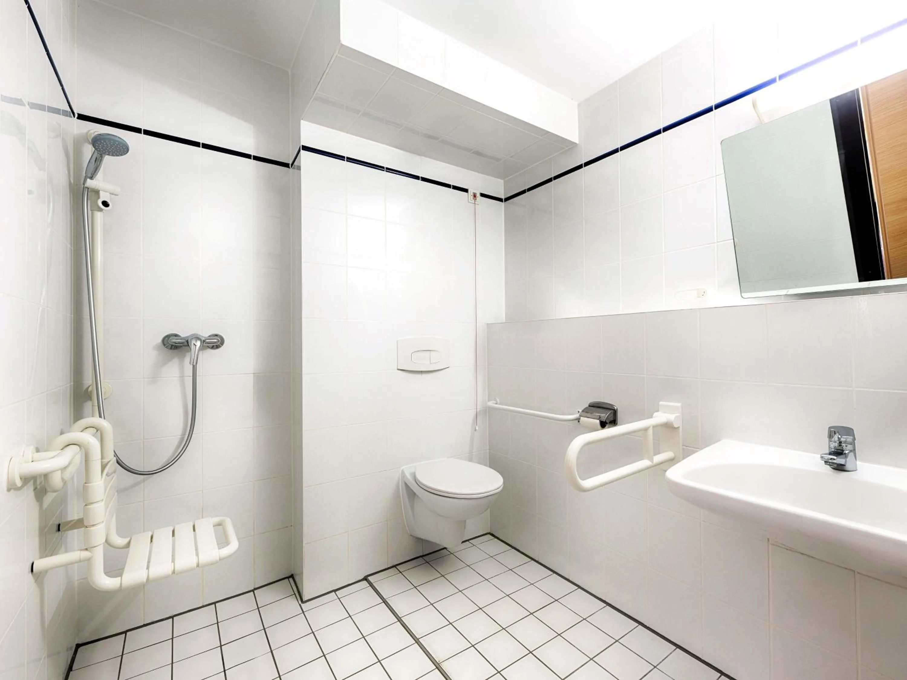 Bathroom in B&B HOTEL Köln-Frechen