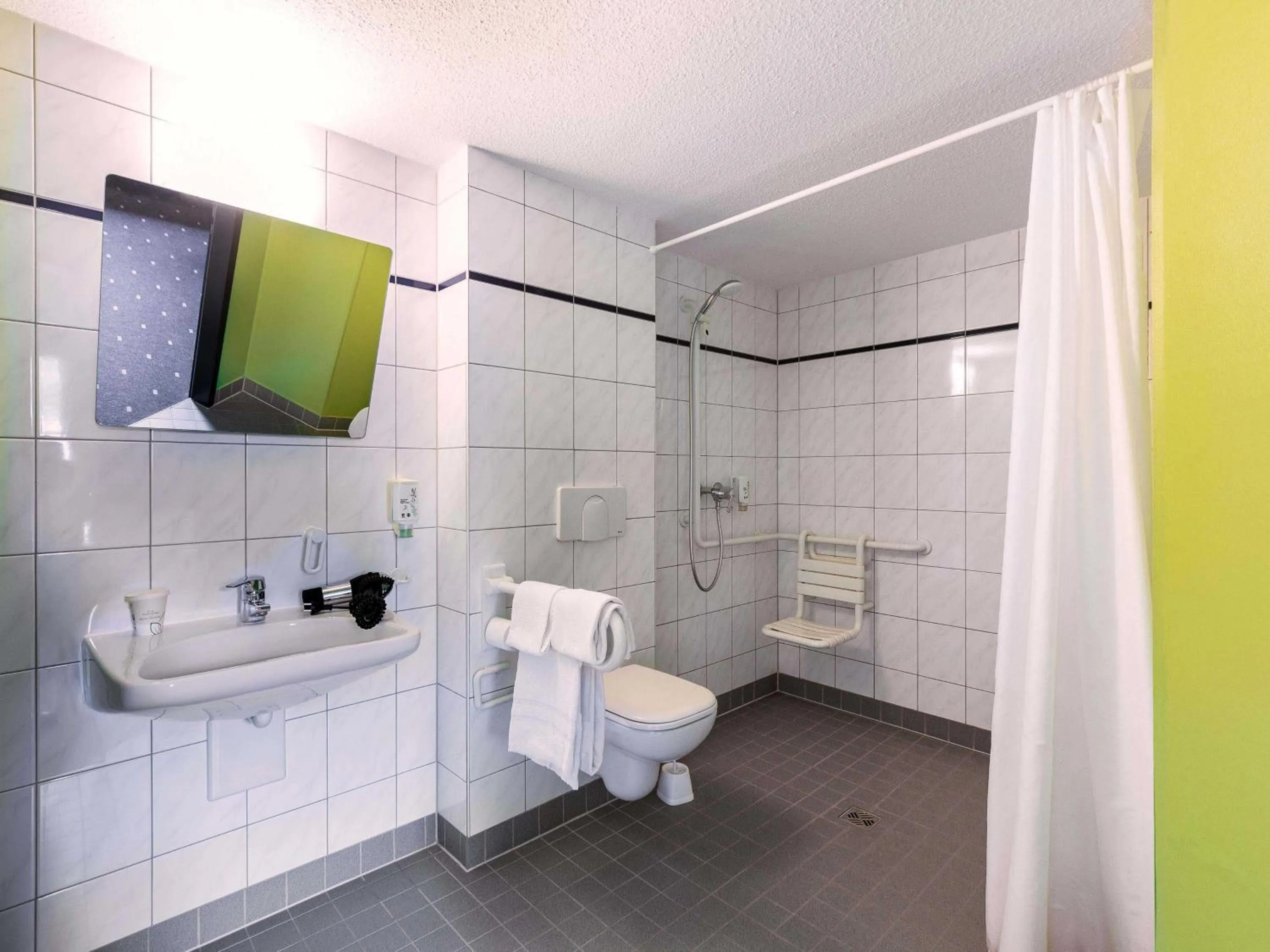 Shower in B&B Hotel Bochum-Herne