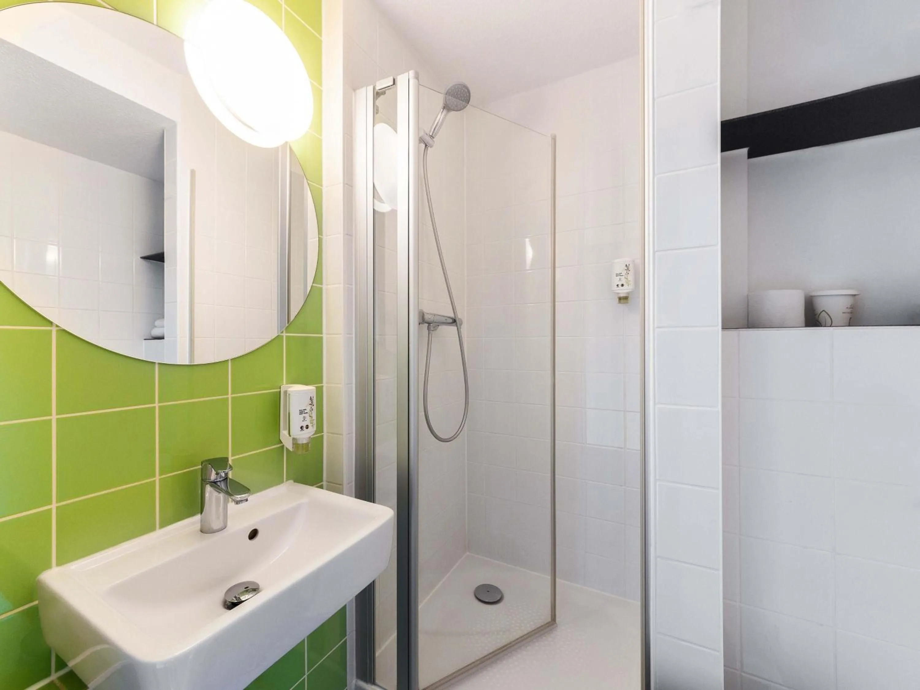 Shower in B&B Hotel Bochum-Herne