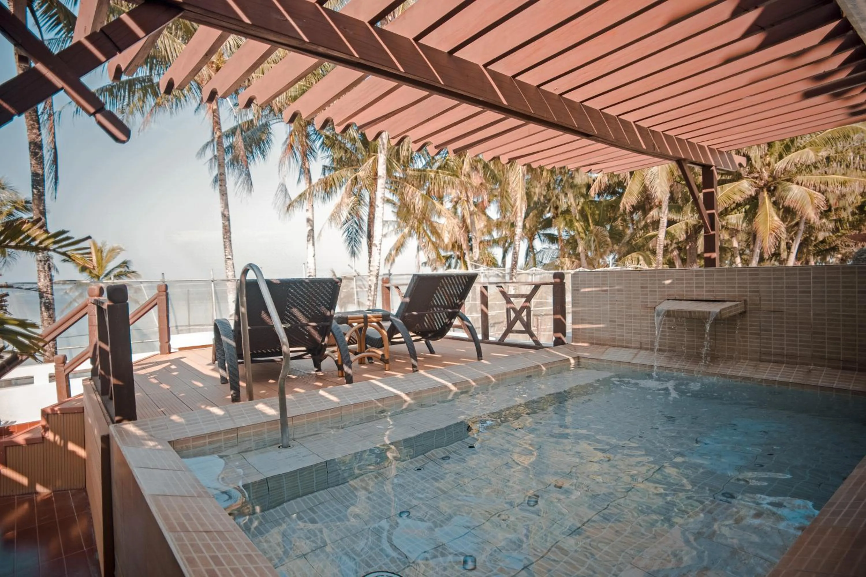 Swimming pool in Boracay Mandarin Island Hotel