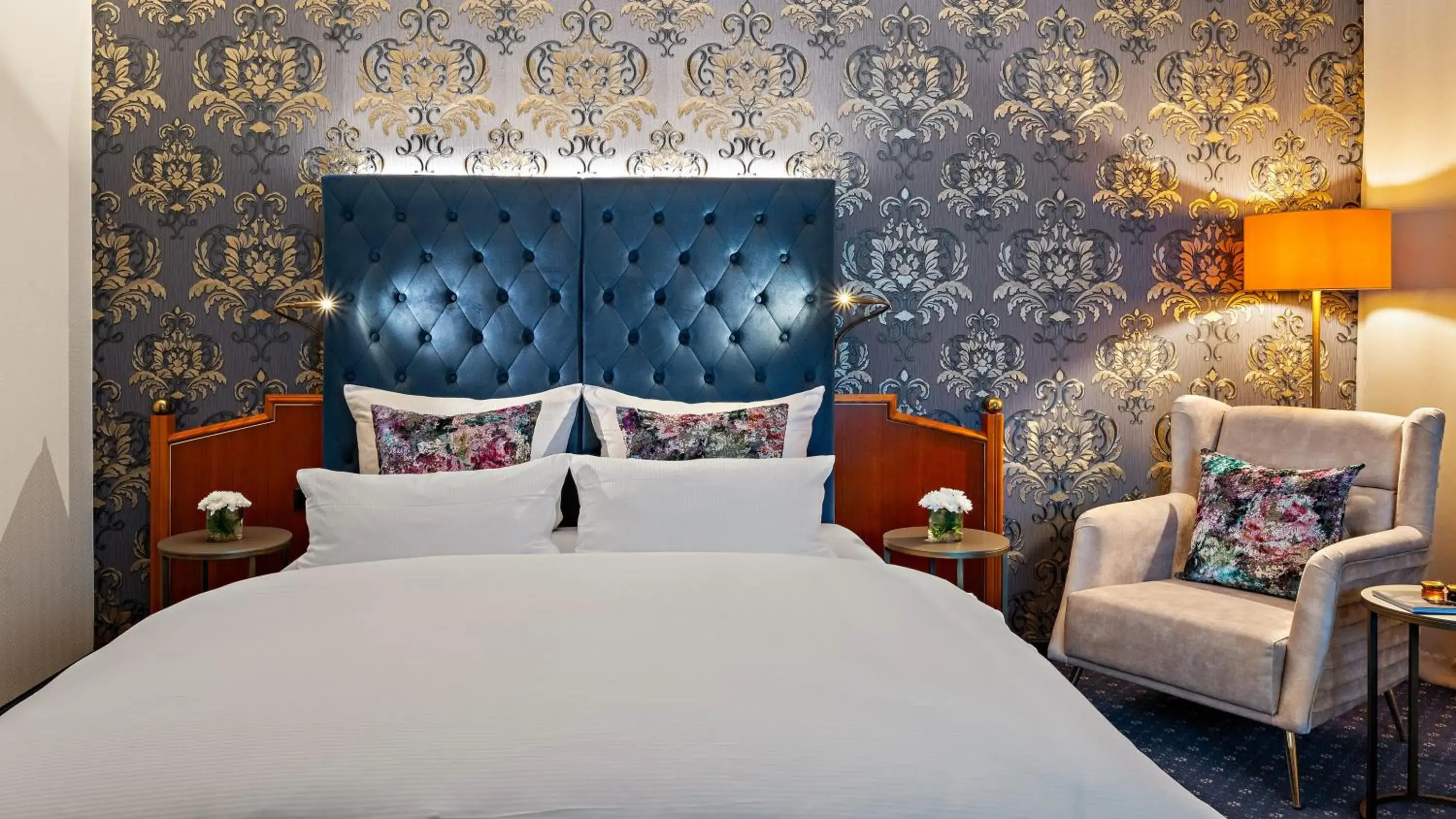 Standard ( Single or Double Room ) in Hotel Bayerischer Hof Dresden Standard ( Single or Double Room ) in Hotel Bayerischer Hof Dresden