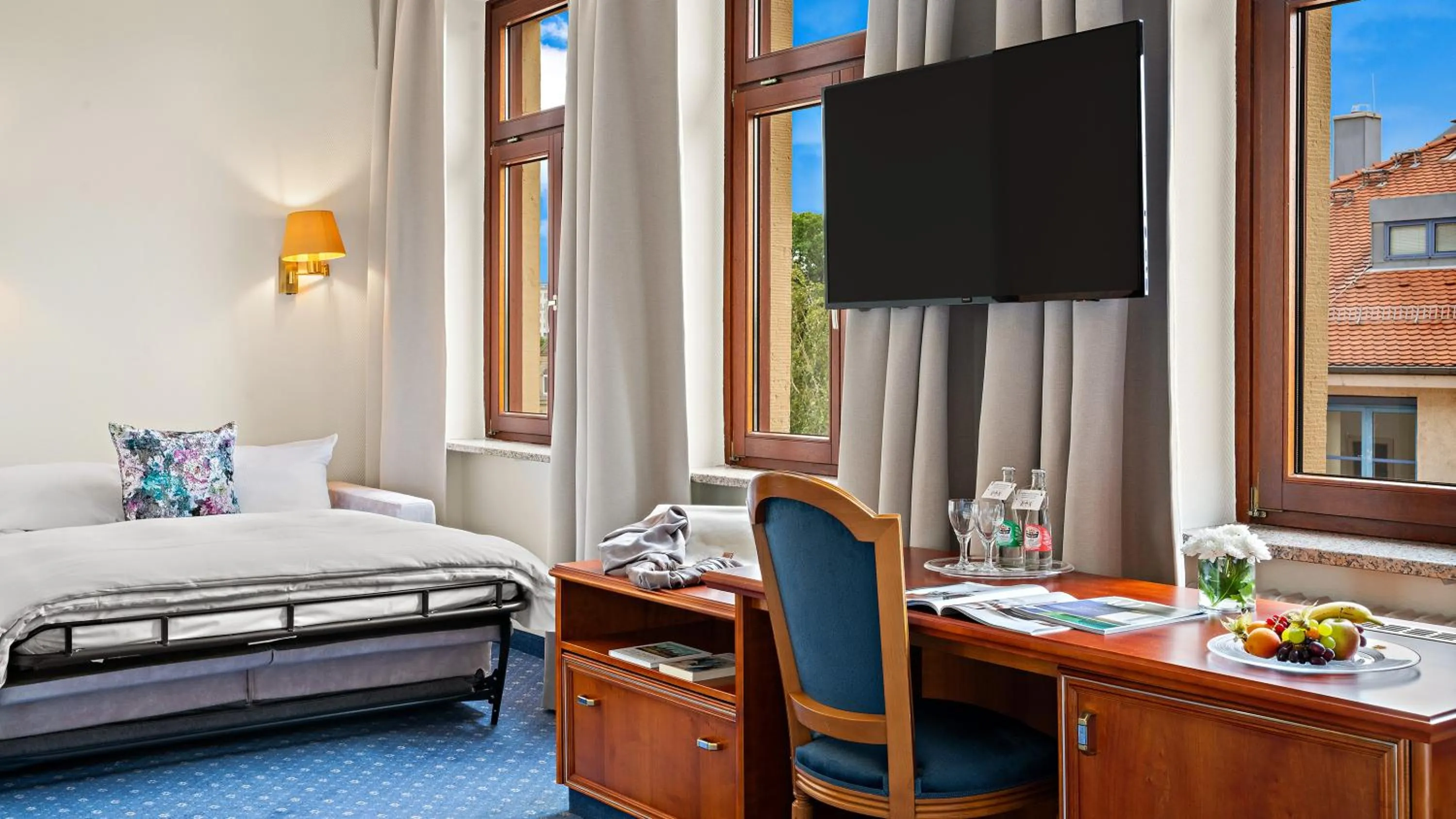 Photo of the whole room, Bed in Hotel Bayerischer Hof Dresden