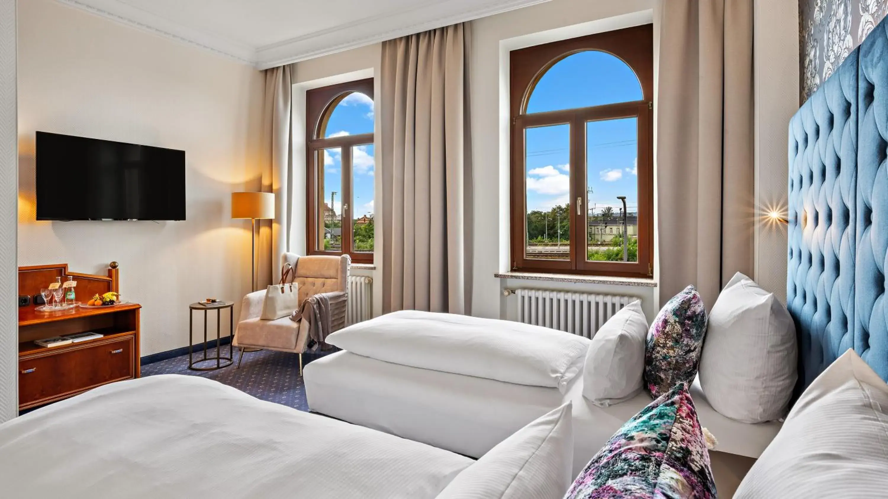 Superior ( Single or Double Room ) in Hotel Bayerischer Hof Dresden Superior ( Single or Double Room ) in Hotel Bayerischer Hof Dresden