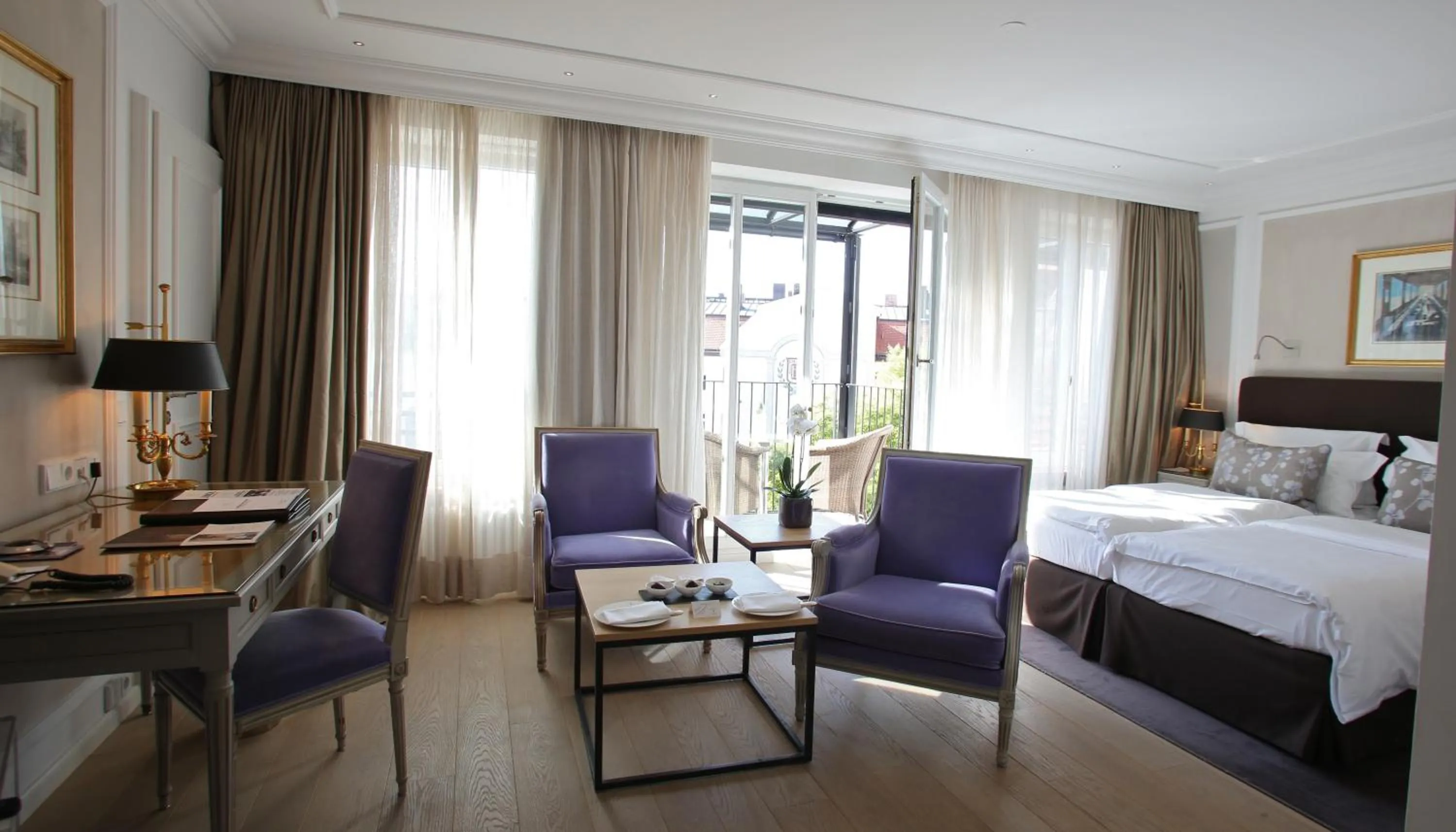Photo of the whole room, Bed in Hotel München Palace